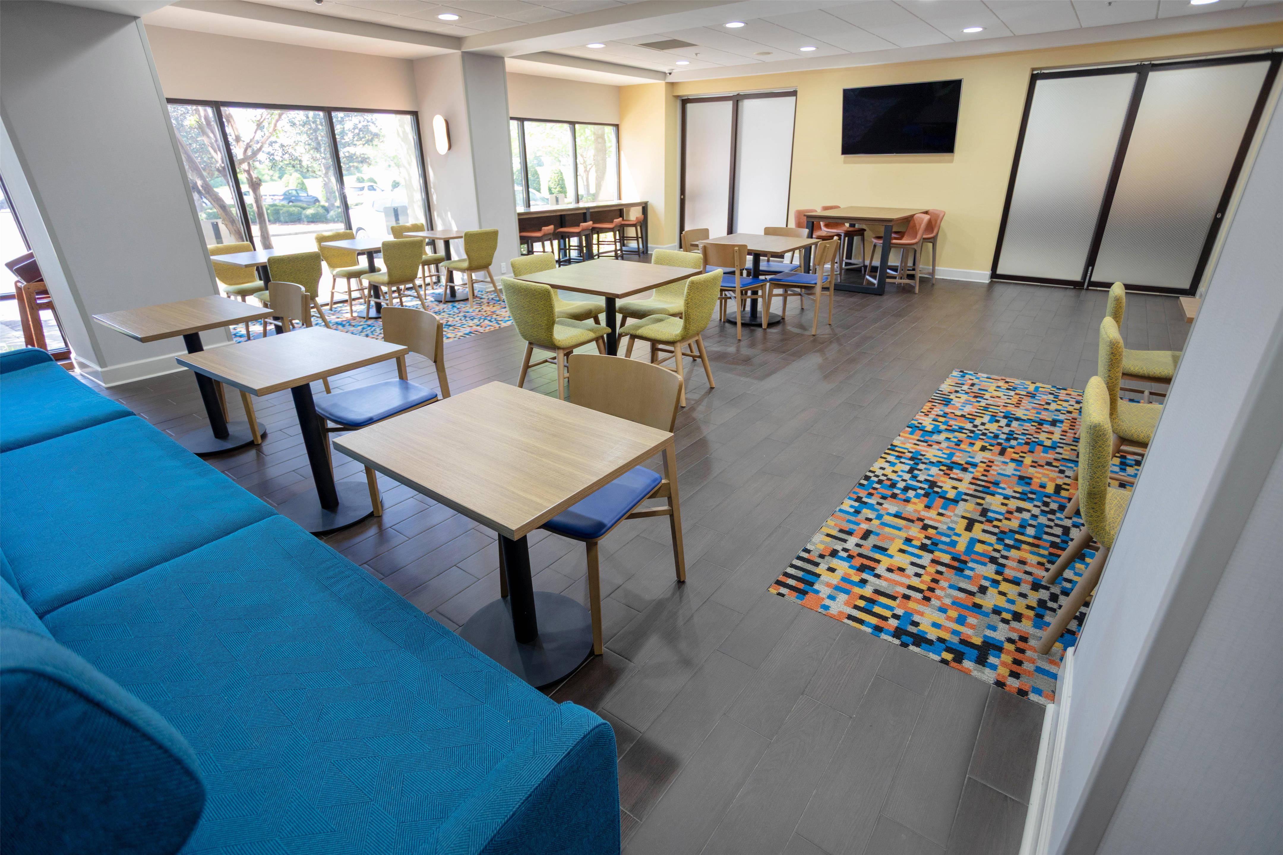 Breakfast Area | Hampton Inn Madison Huntsville Airport