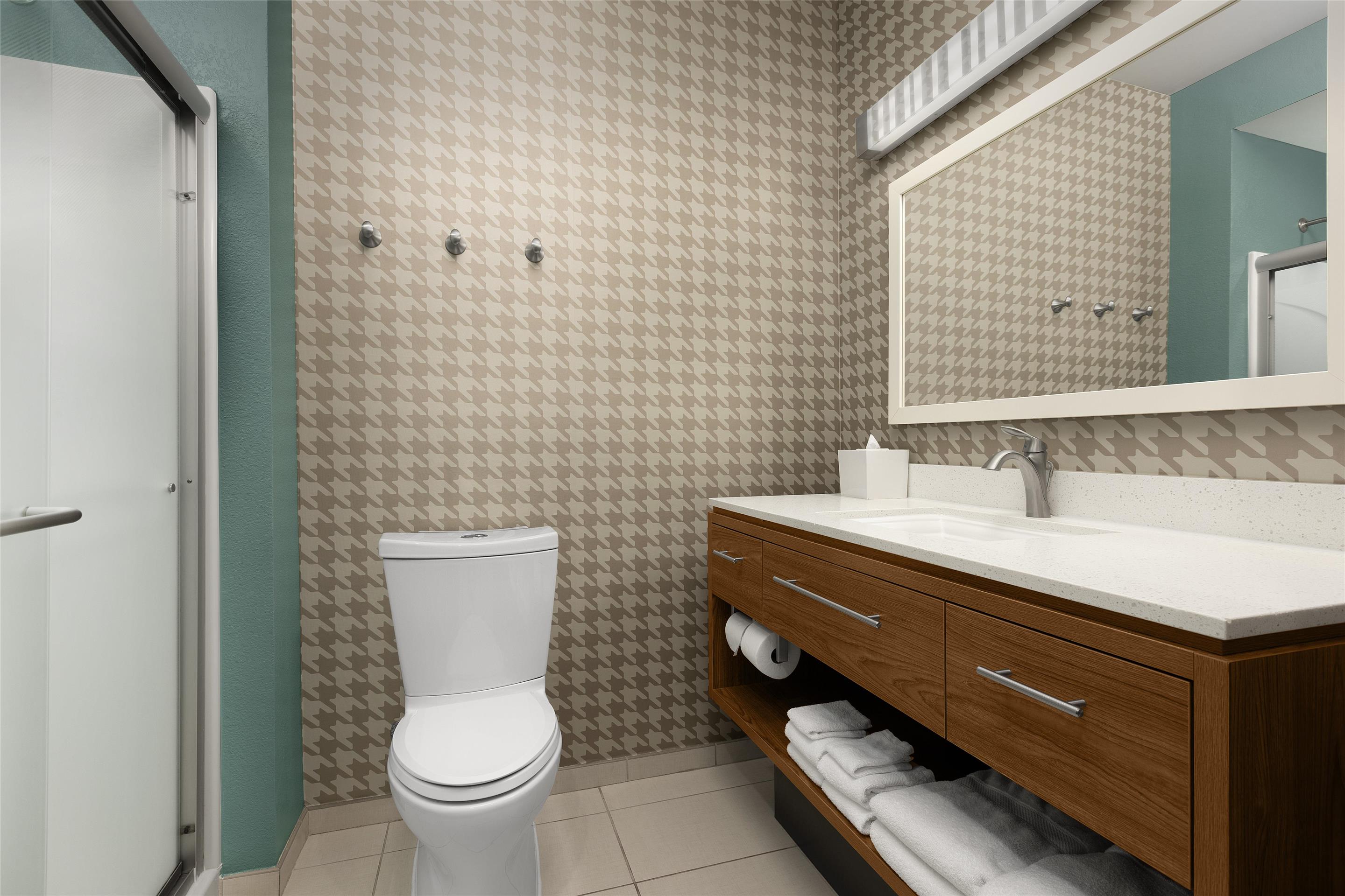 Guest room bath