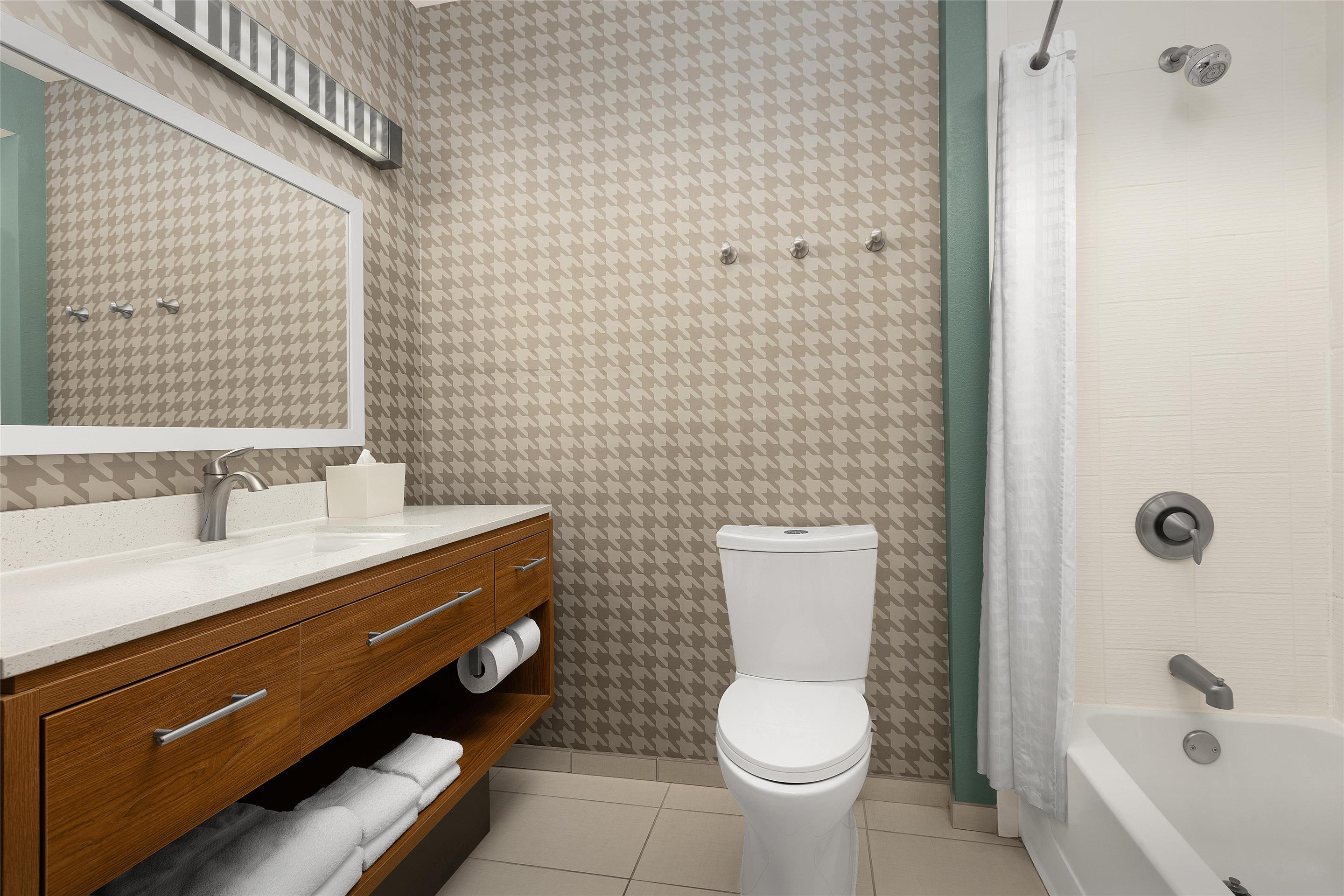 Guest room bath
