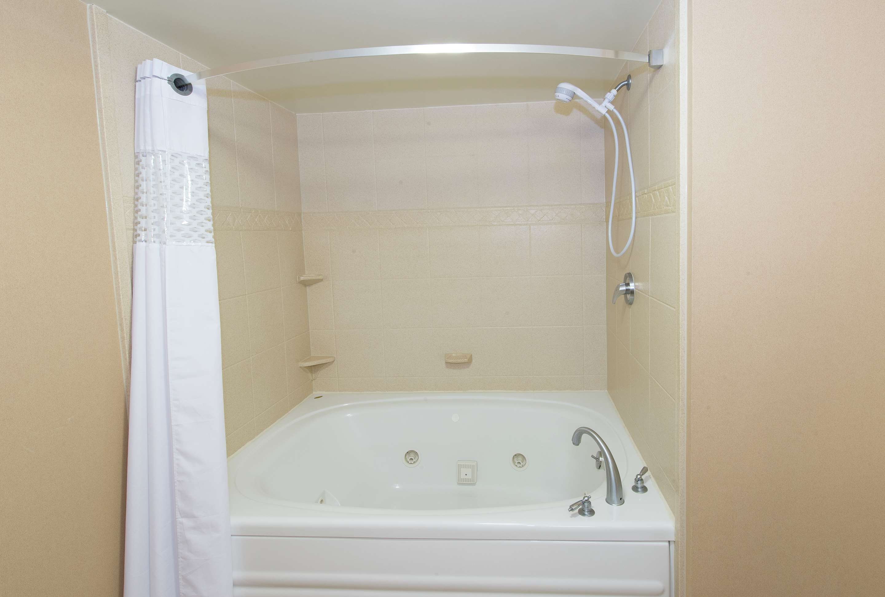 Guest room bath