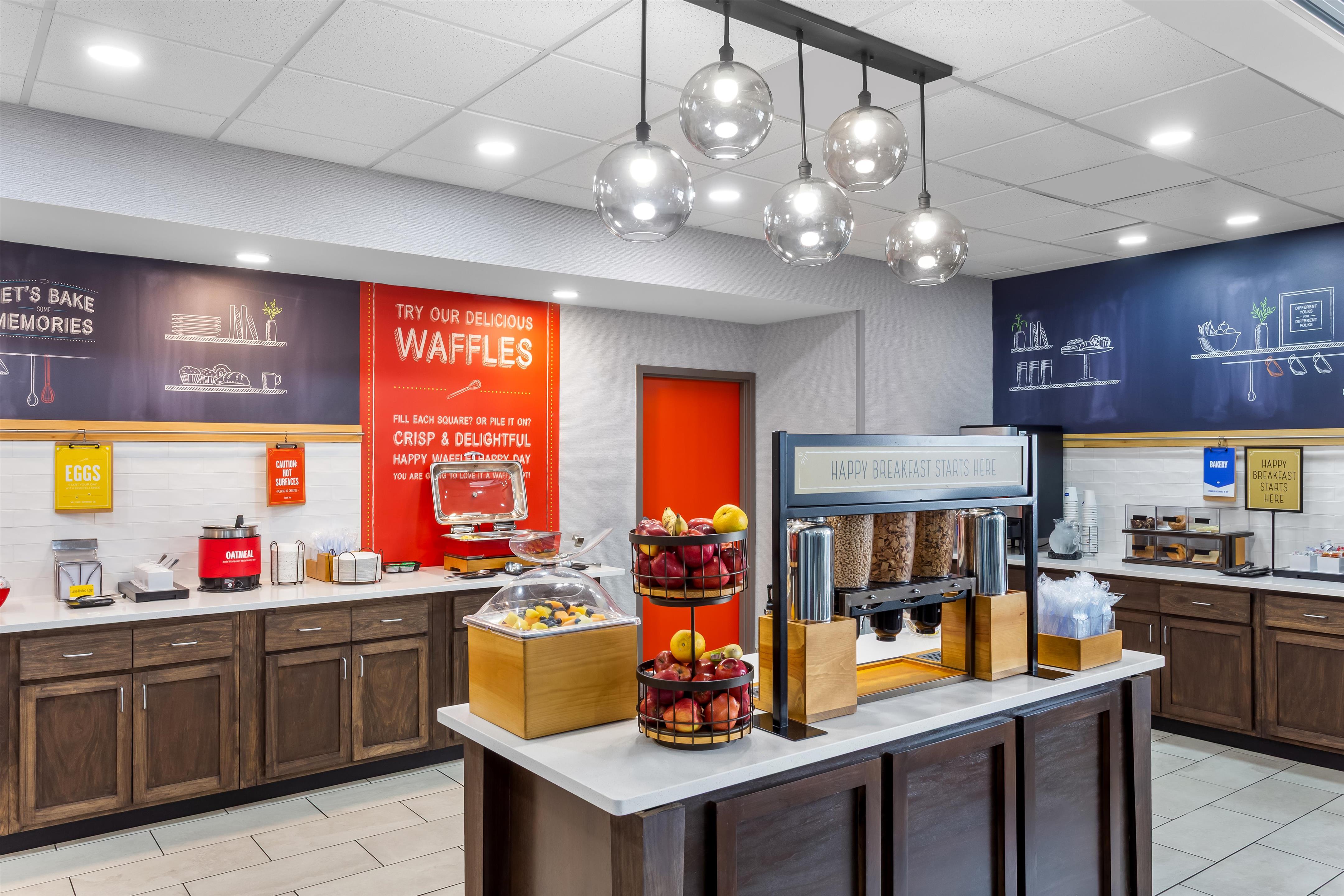 Breakfast Area | Hampton Inn Huntington University Area