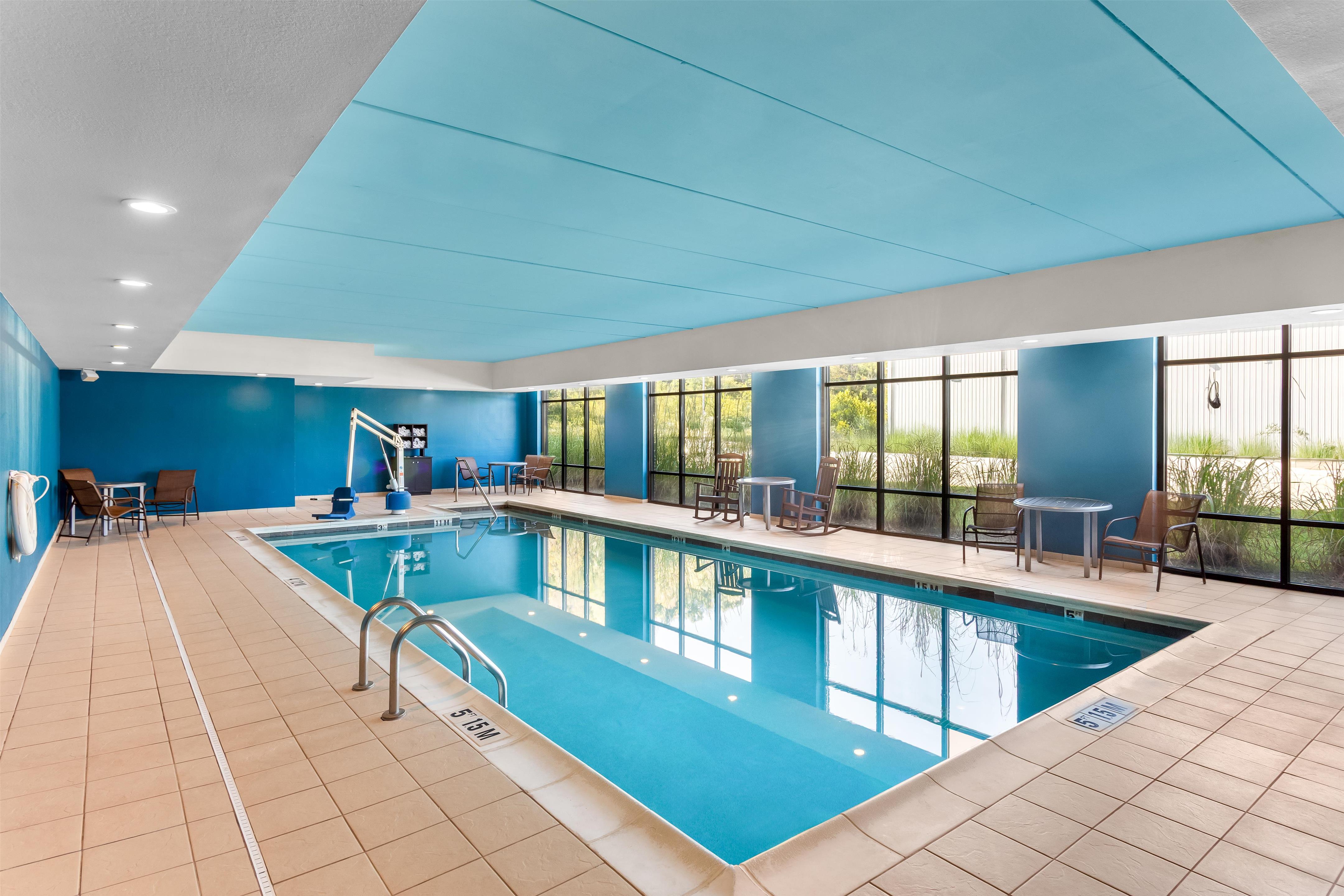Pool | Hampton Inn Huntington University Area