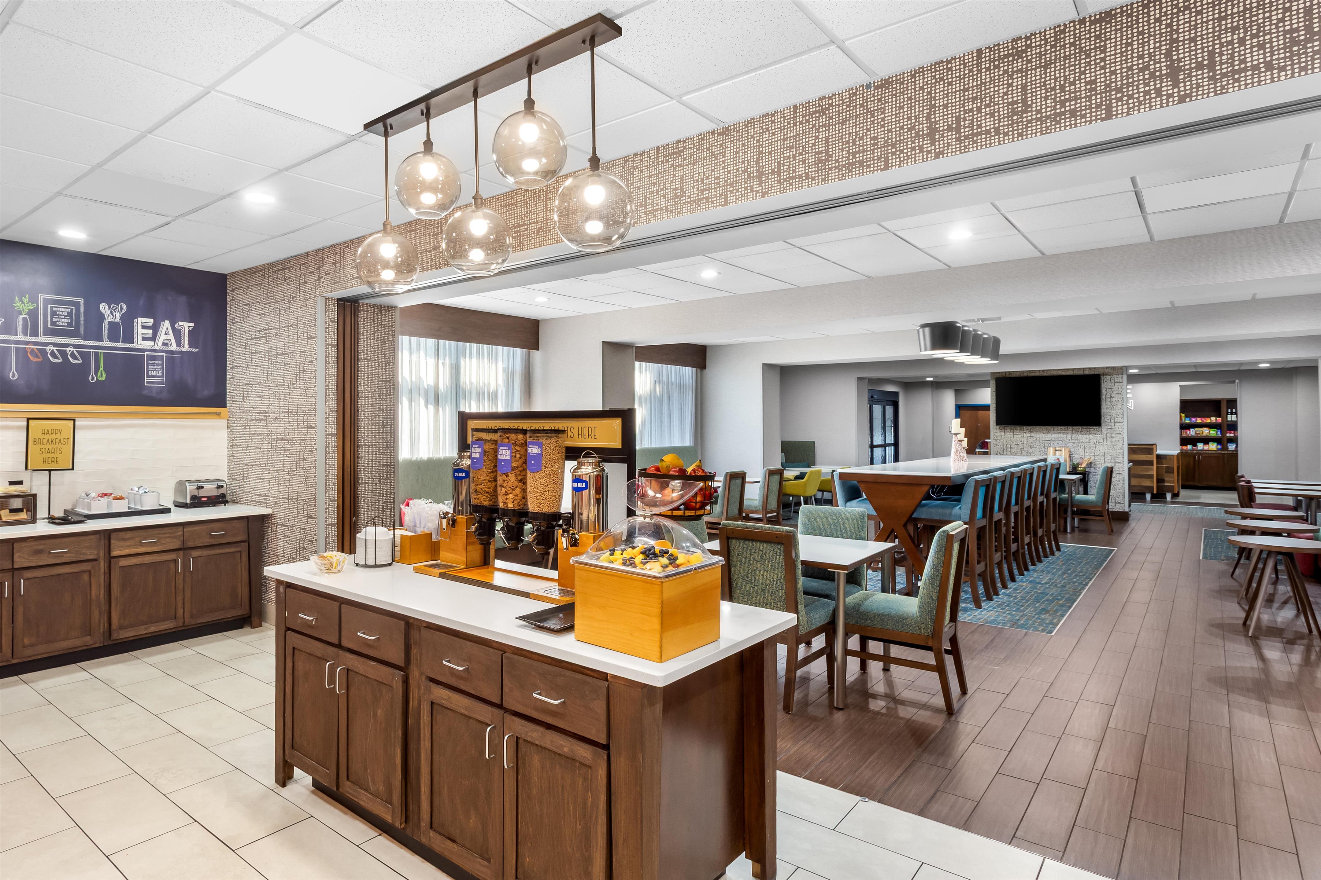 Breakfast Area | Hampton Inn Huntington University Area