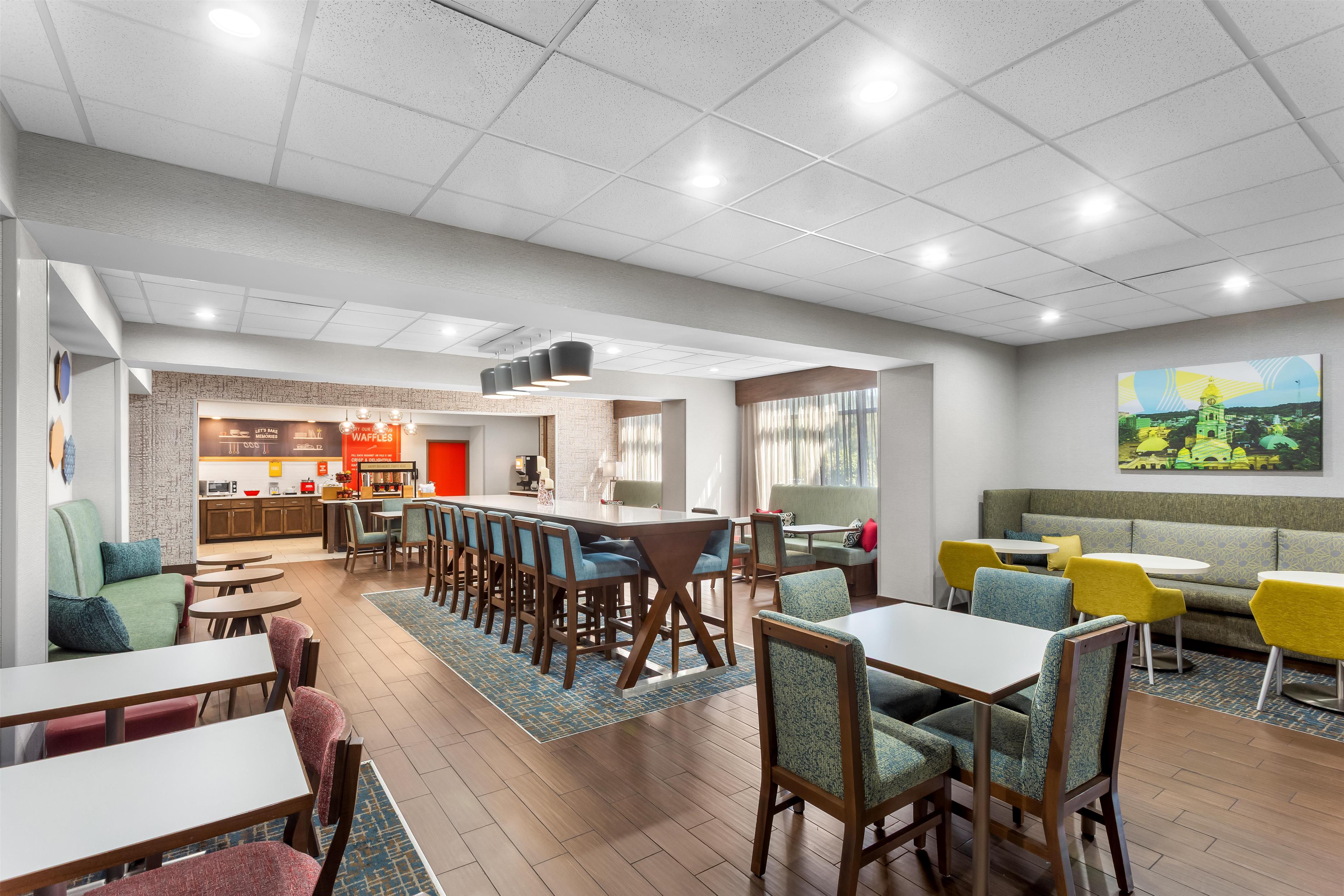 Breakfast Area | Hampton Inn Huntington University Area