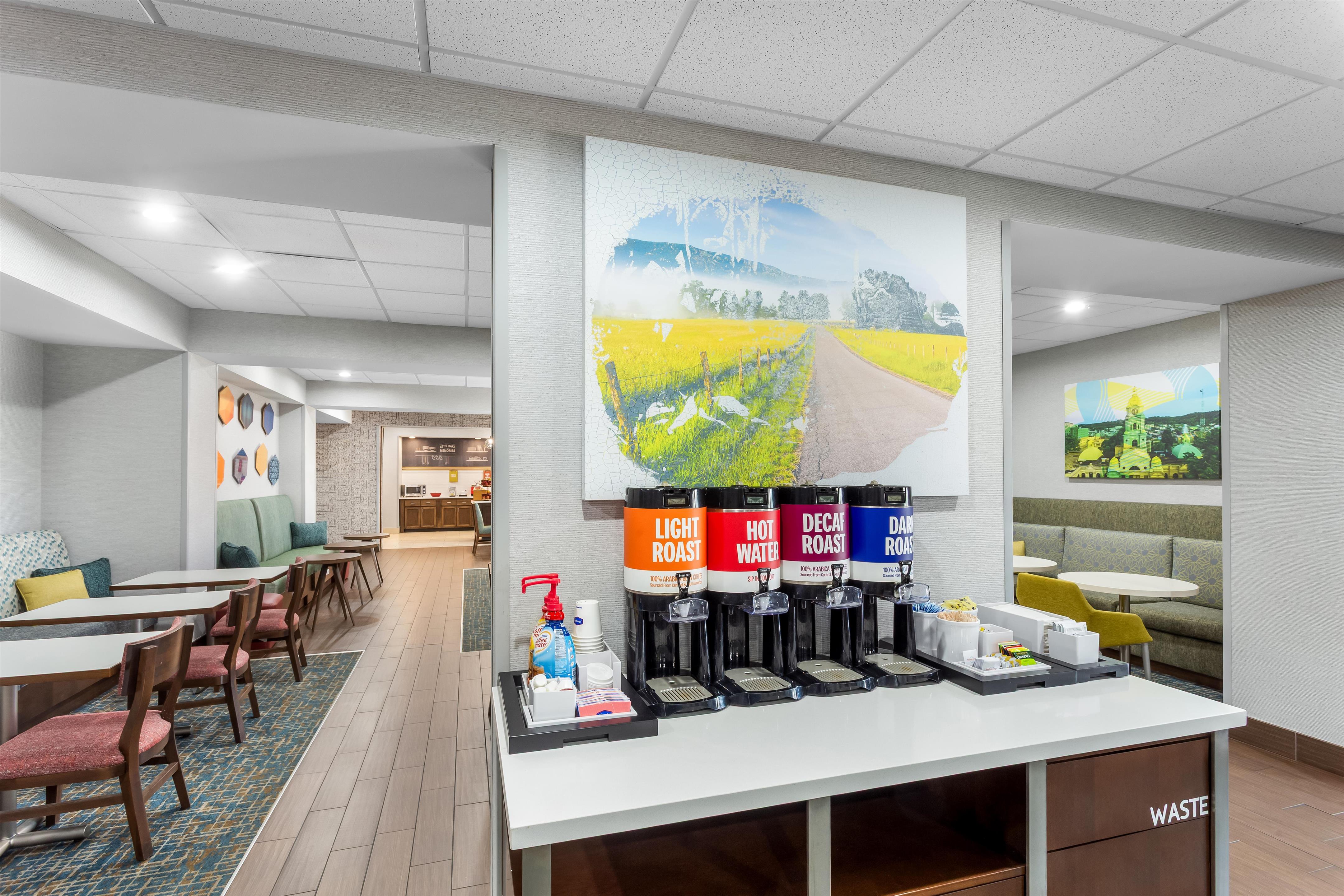 Breakfast Area | Hampton Inn Huntington University Area