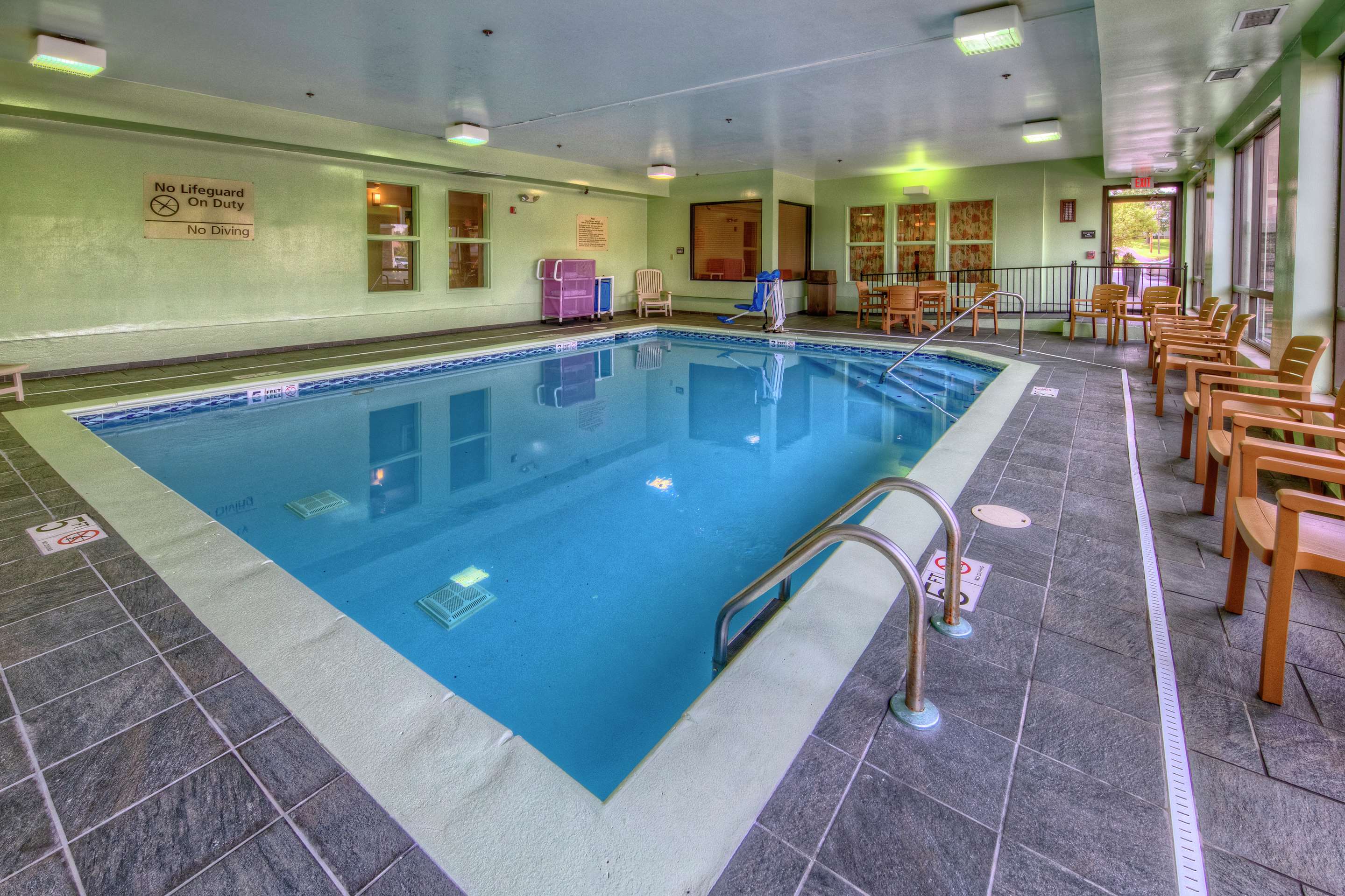 Pool | Hampton Inn Ashland
