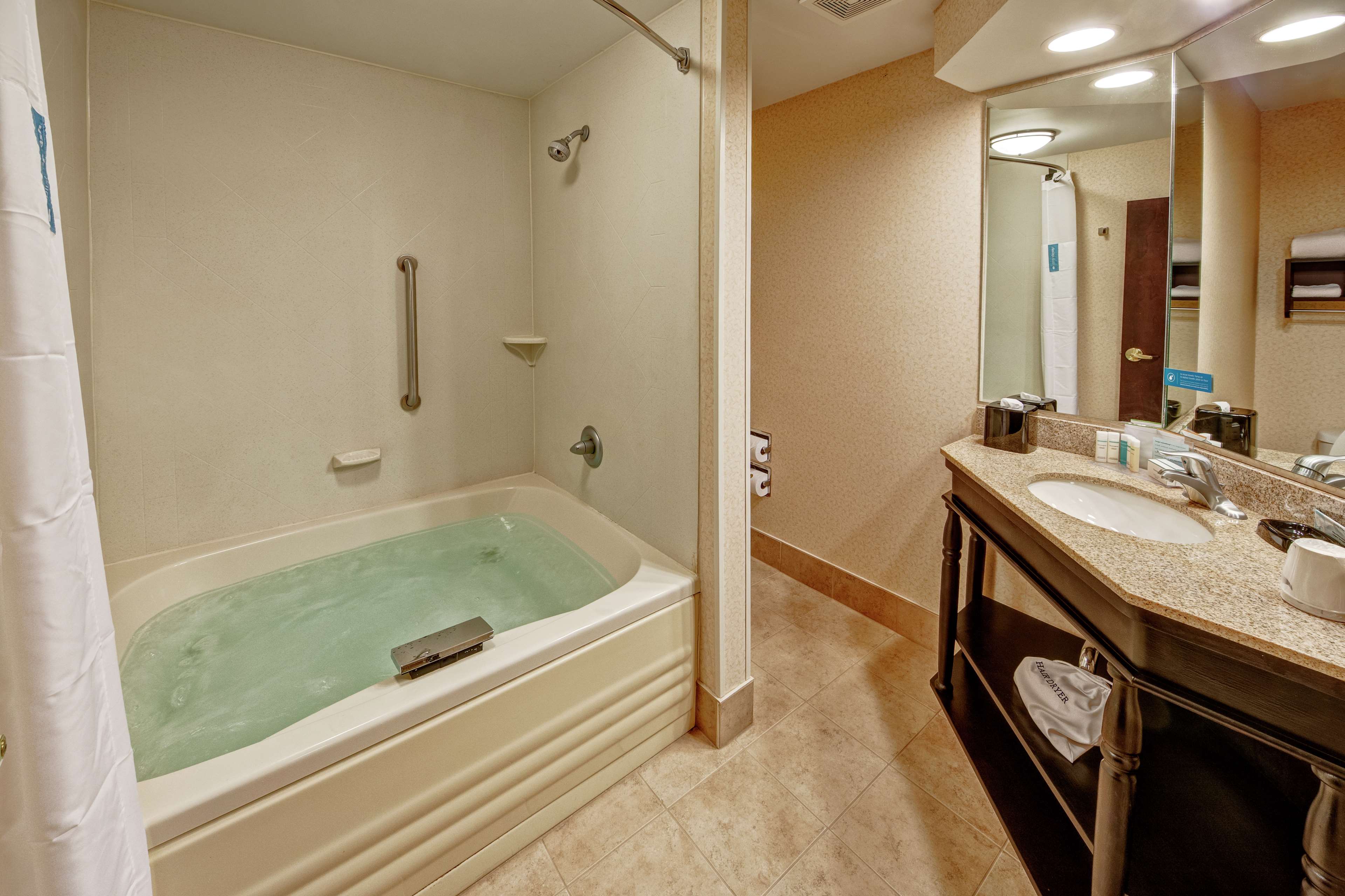 Hampton Inn by Hilton Ashland Room Type - 1KNG DLX W  WHIRLPL NOSMOK