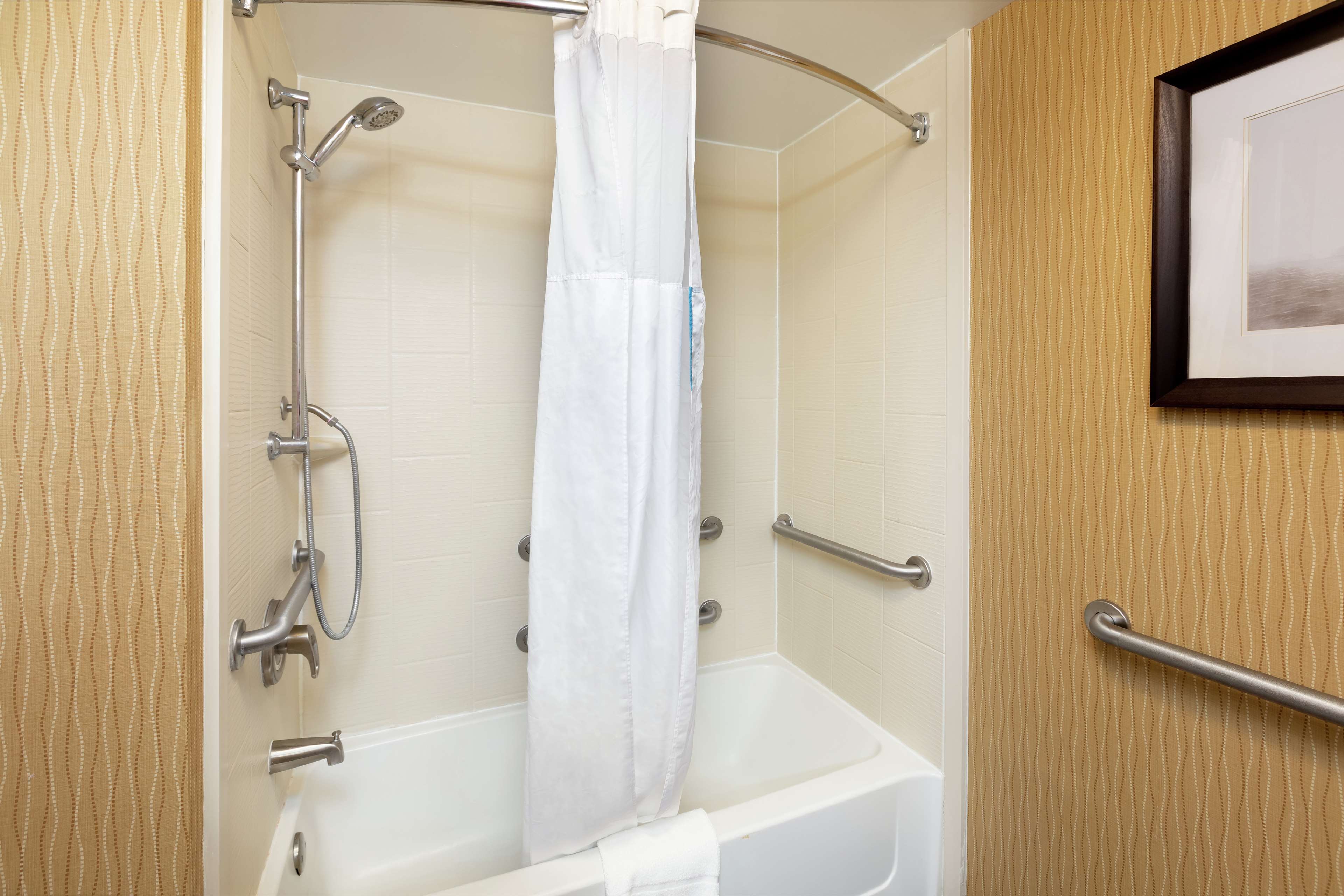 Hampton Inn by Hilton Houma Room Type - 1 KNG ACCESSIBLE TUB NS