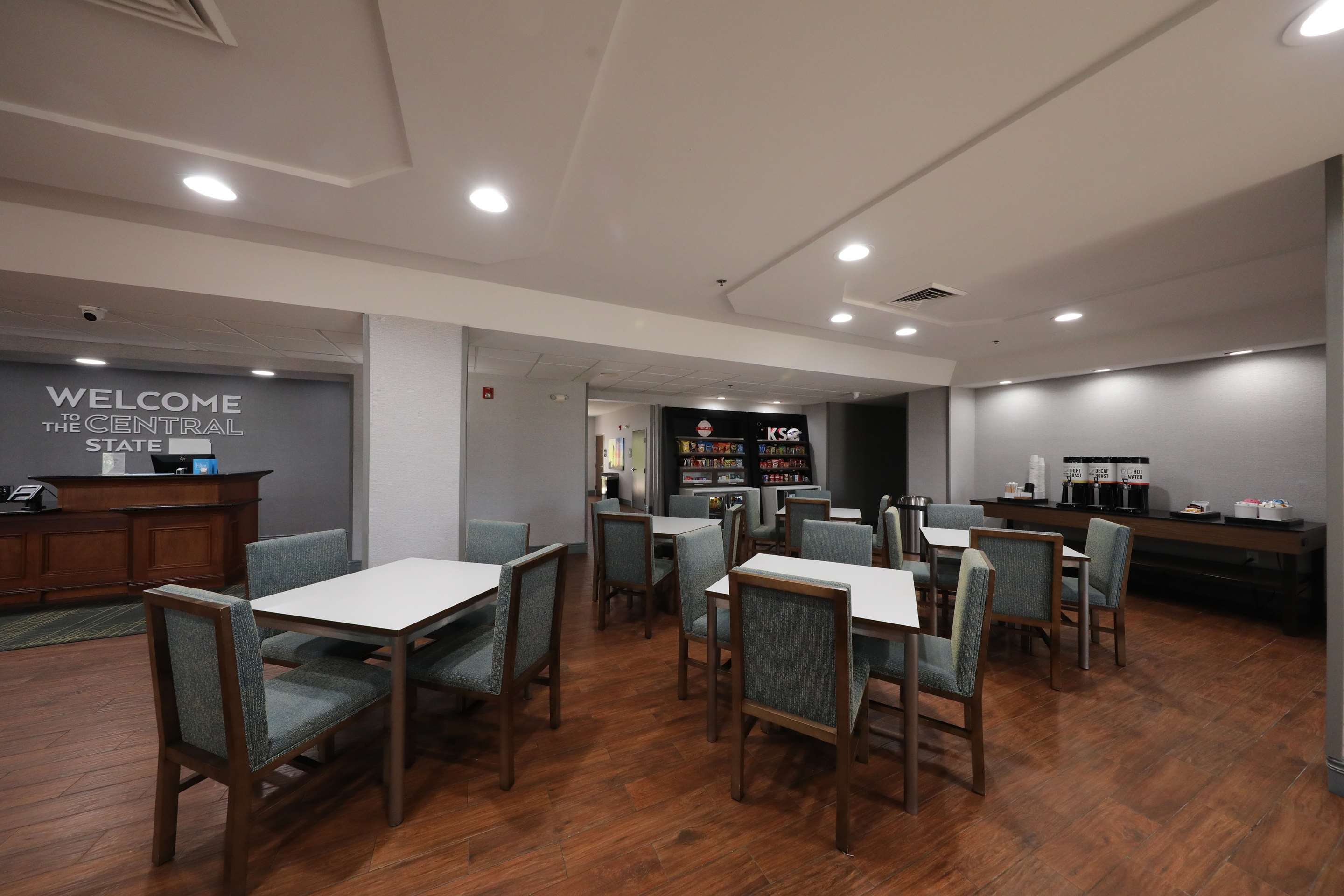 Breakfast Area | Hampton Inn Hutchinson