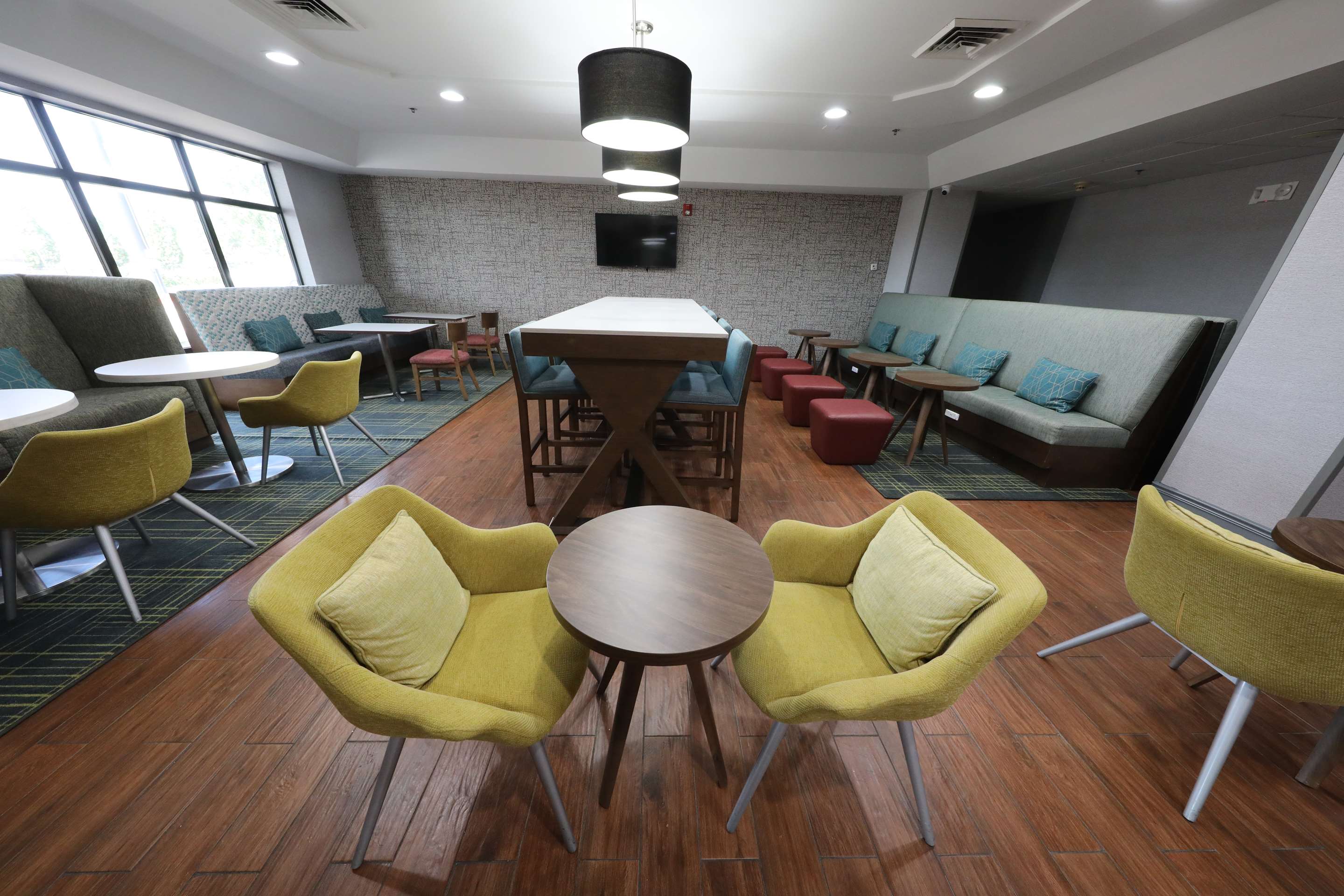 Breakfast Area | Hampton Inn Hutchinson