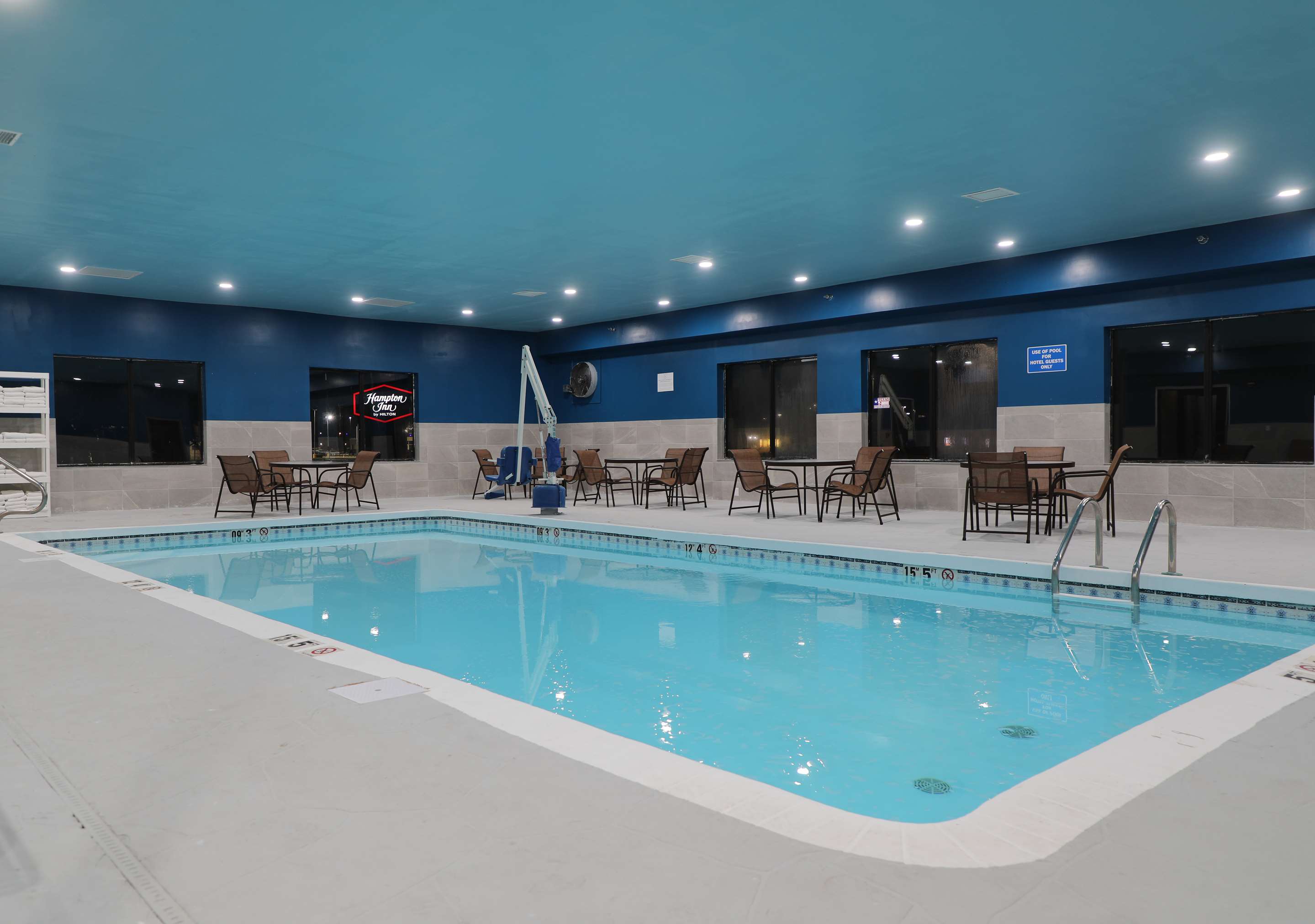 Pool | Hampton Inn Hutchinson