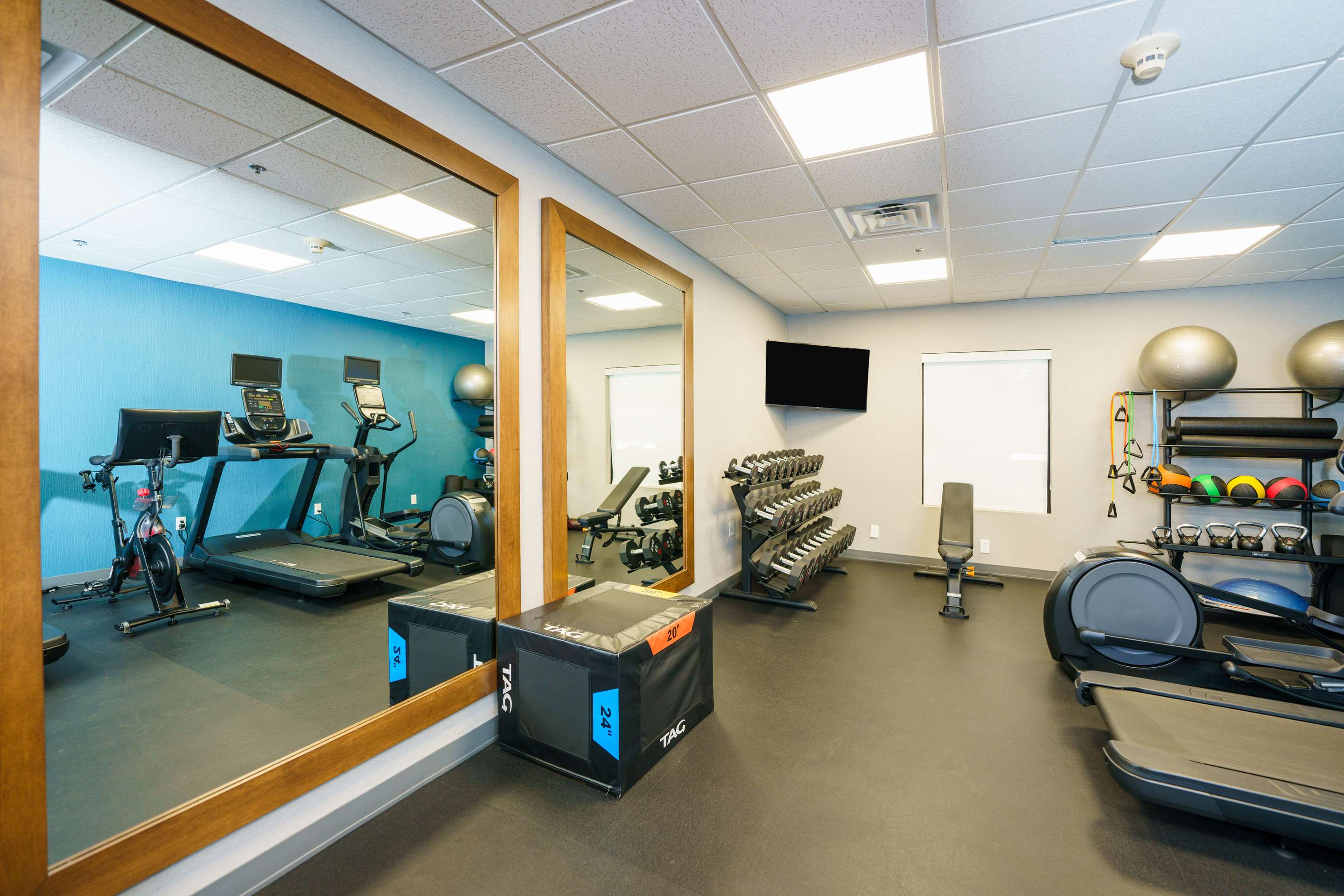 Health club fitness center gym | Hampton Inn Hutchinson