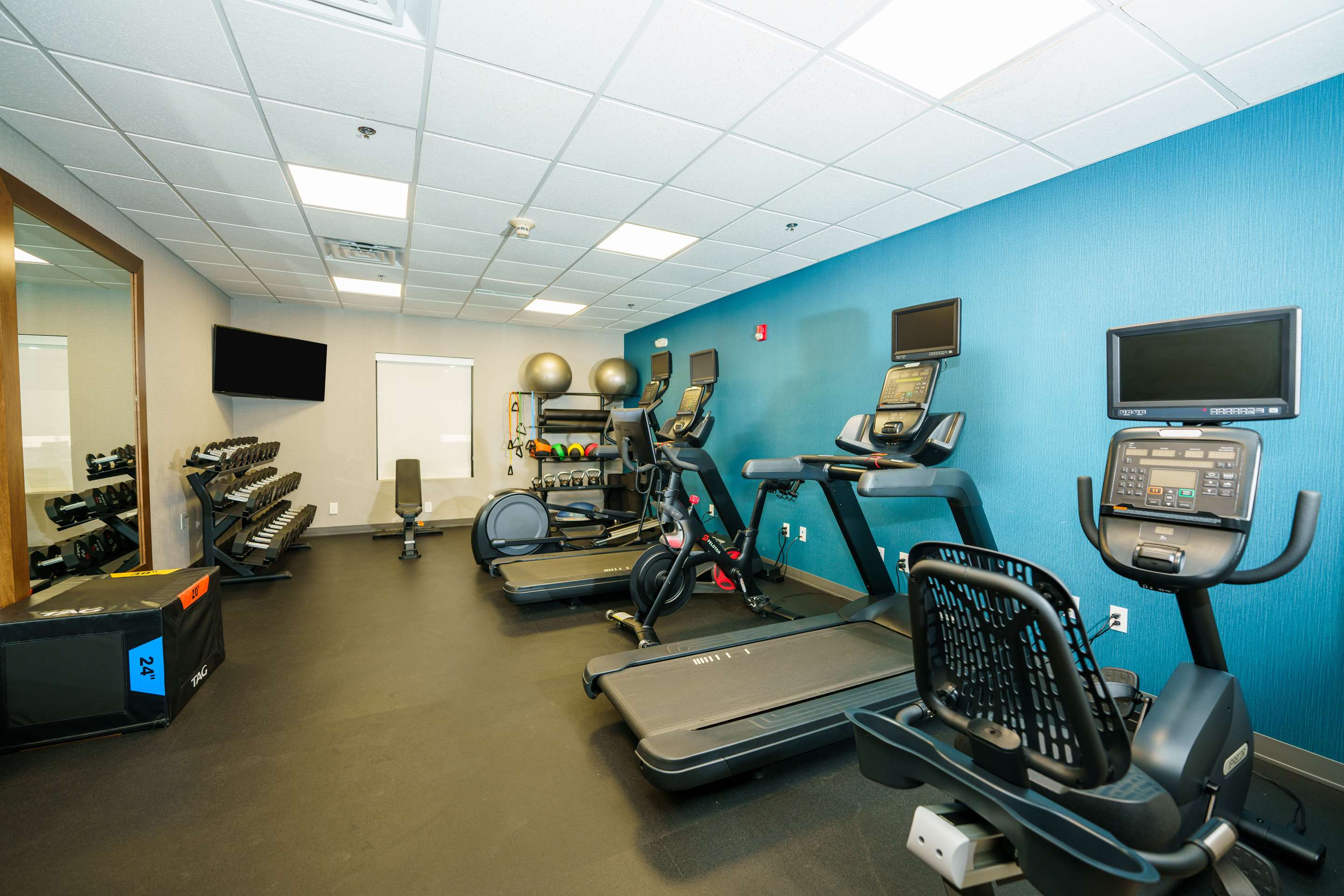 Health club fitness center gym | Hampton Inn Hutchinson