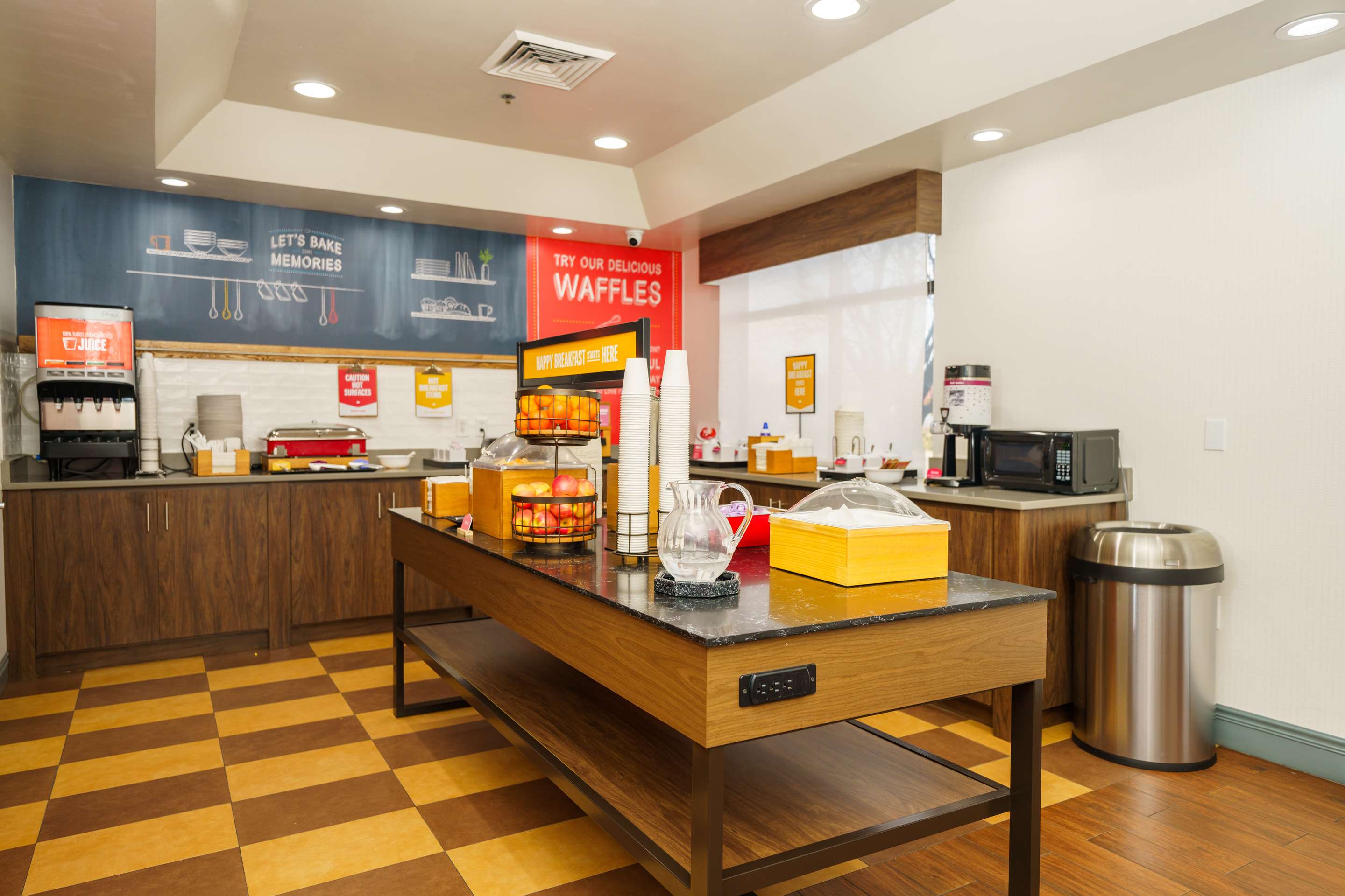 Breakfast Area | Hampton Inn Hutchinson