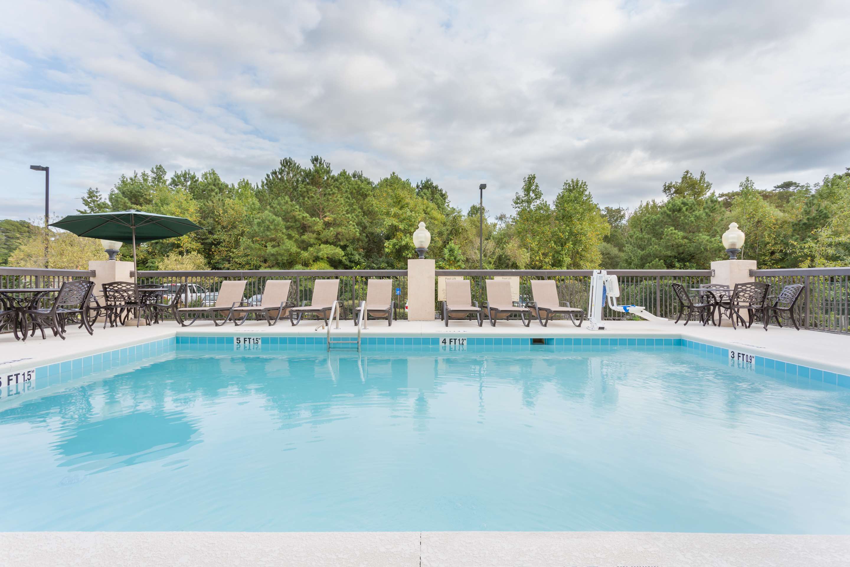 Pool | Hampton Inn Havelock
