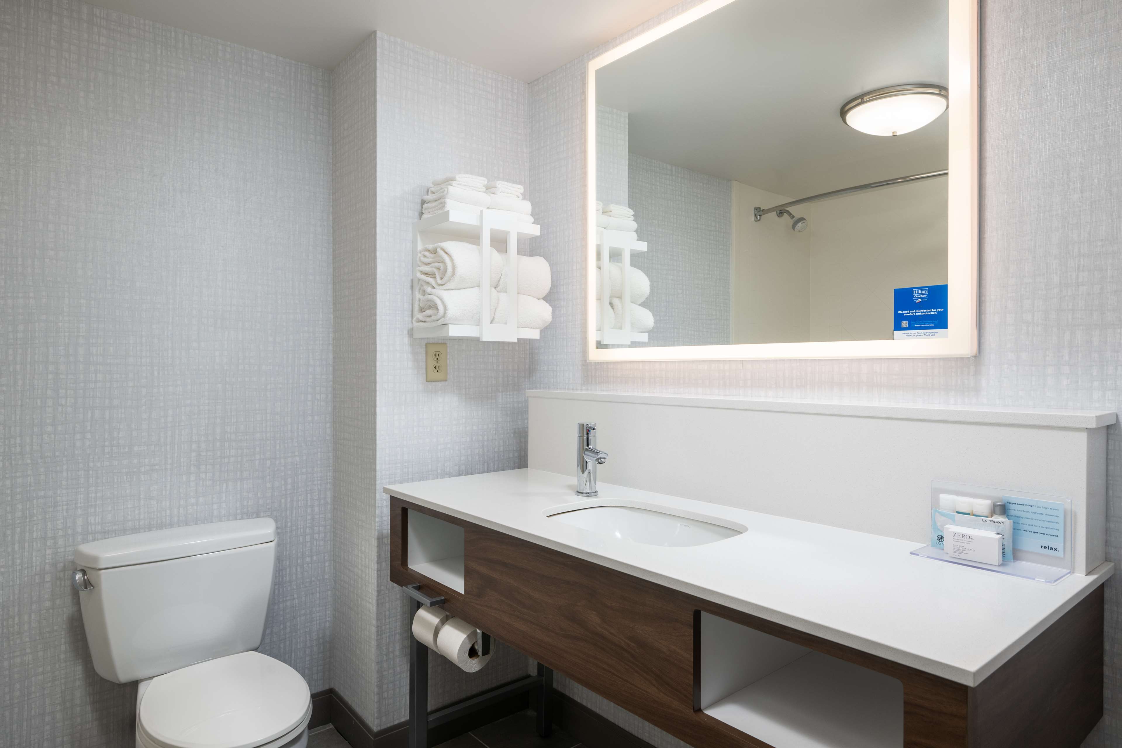 Hampton Inn And Suites Cape Cod West Yarmouth Room Type - 2QN MOB HEAR ING ACC TUB