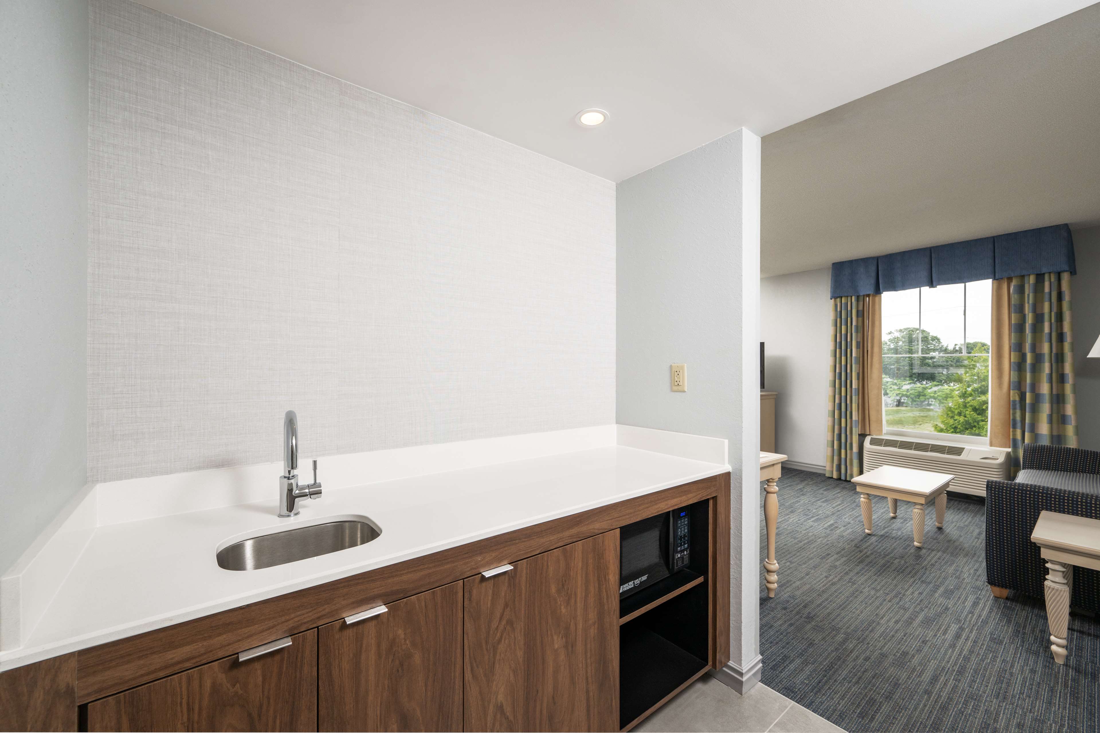 Hampton Inn And Suites Cape Cod West Yarmouth Room Type - 1KN HEARING ACC STUDIO NS