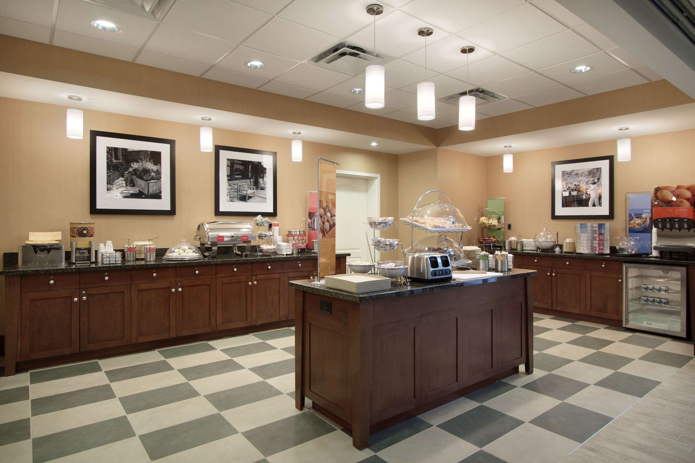 Restaurant | Hampton Inn & Suites Charles Town
