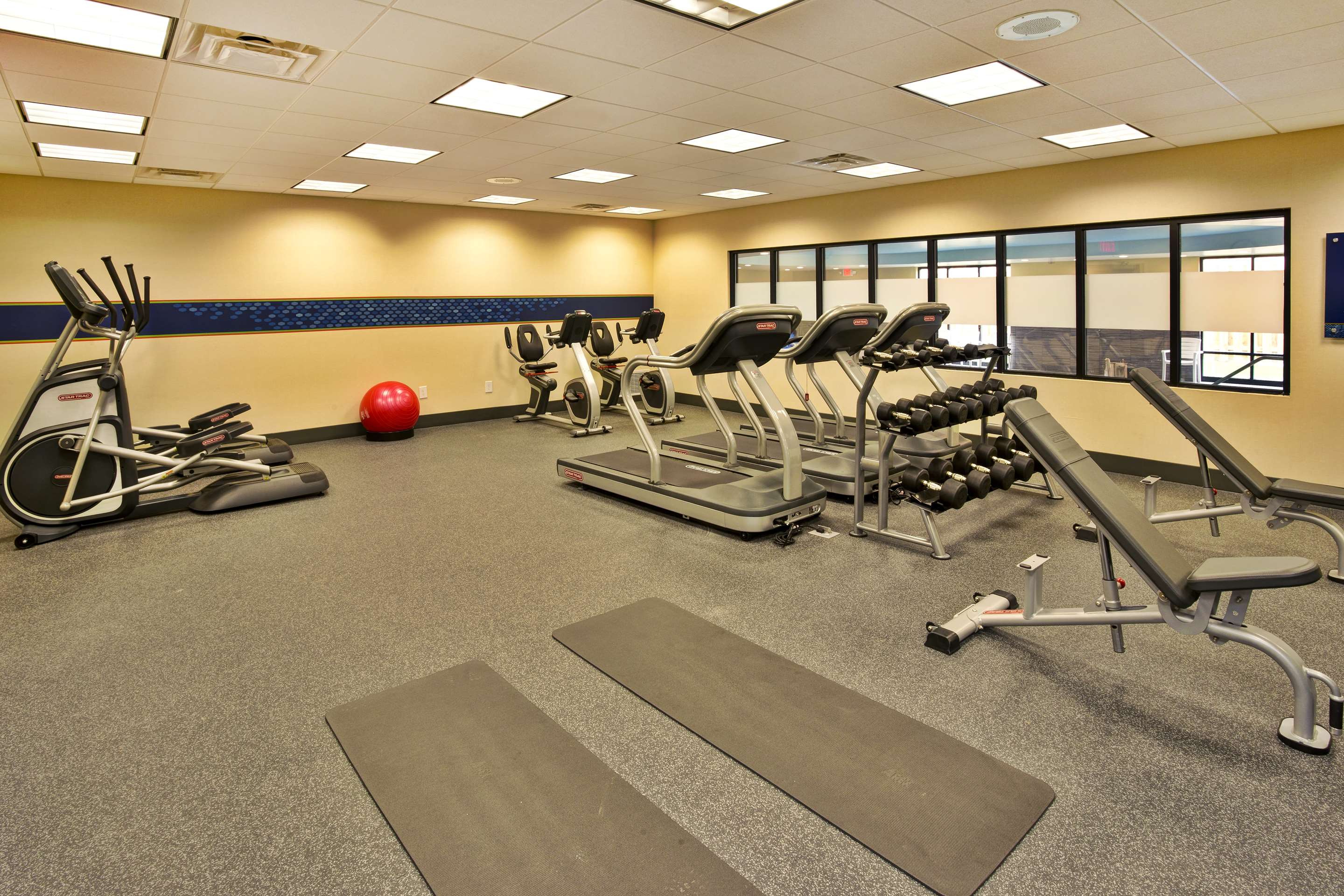 Health club fitness center gym | Hampton Inn Niagara Falls/Blvd