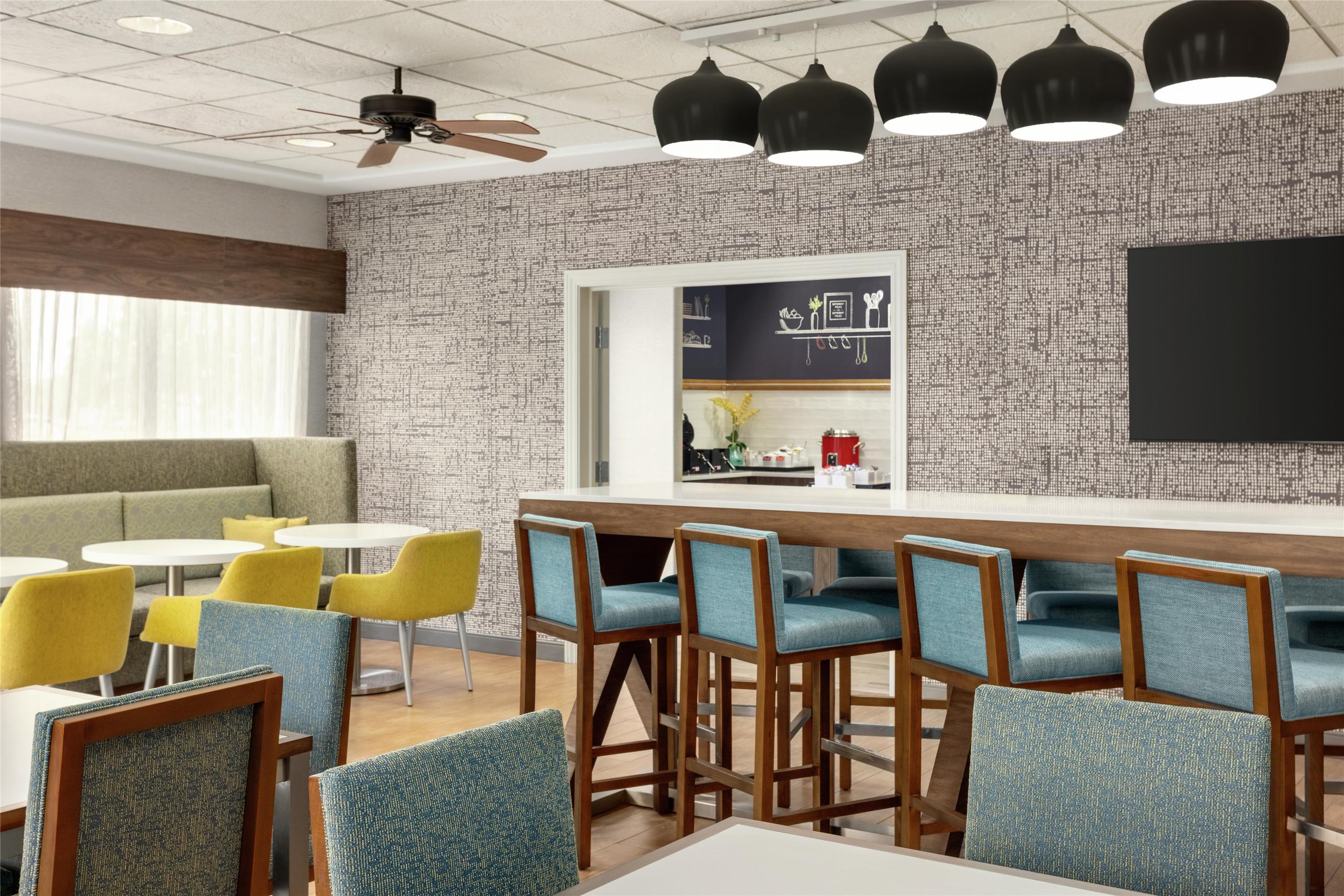 Breakfast Area | Hampton Inn Derby Wichita Southeast