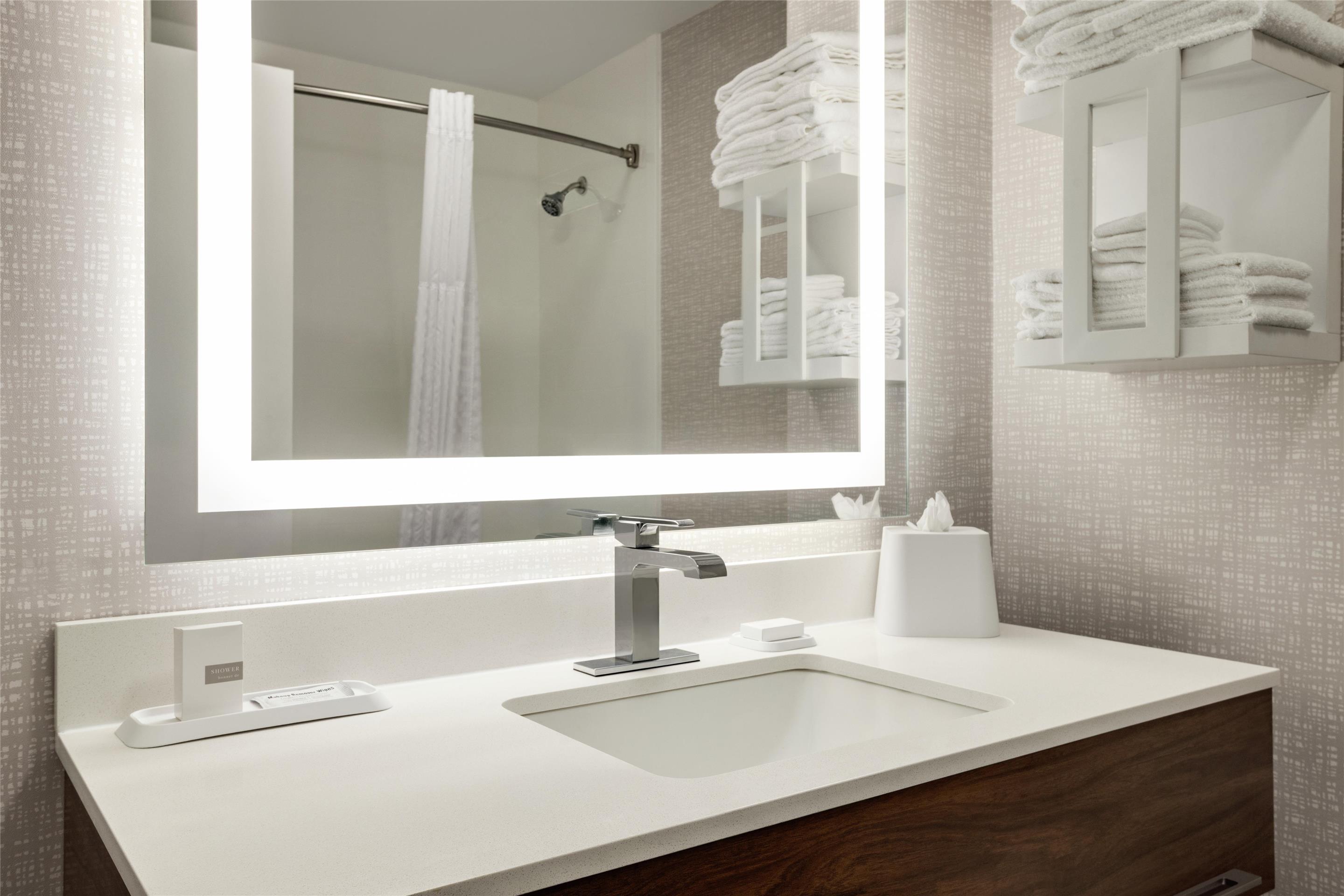 Guest room bath