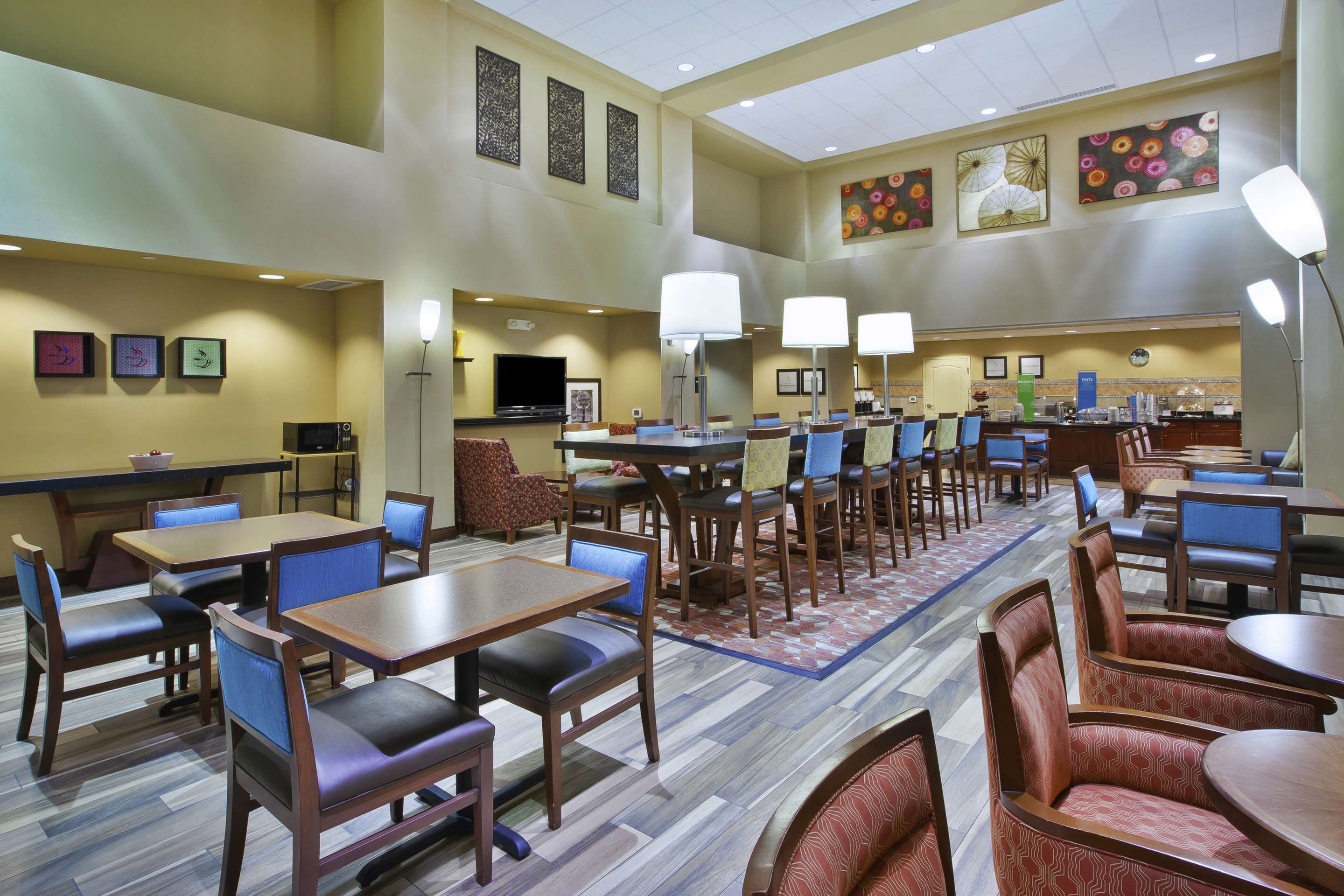 Restaurant | Hampton Inn & Suites Wichita Northeast