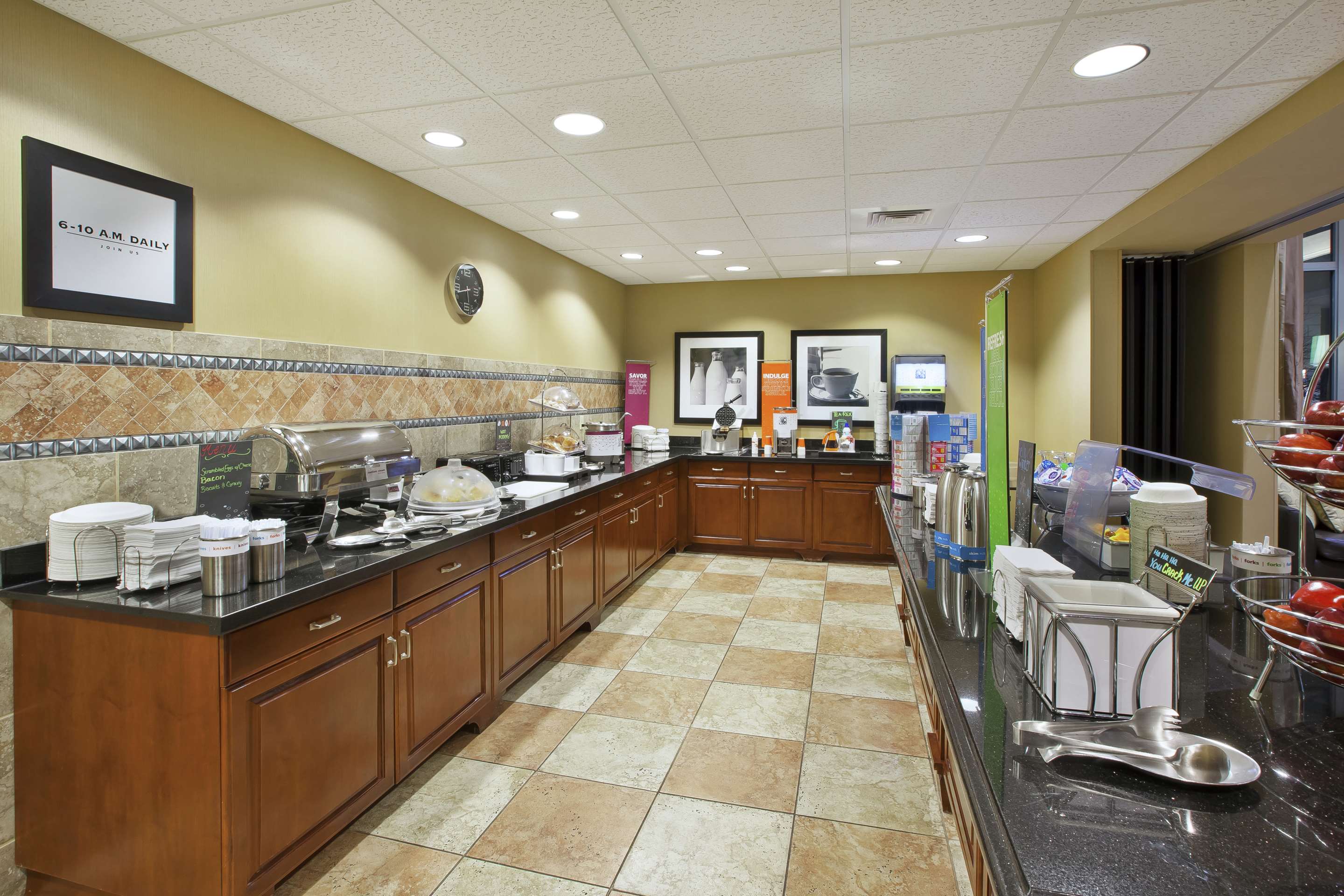 Breakfast Area | Hampton Inn & Suites Wichita Northeast