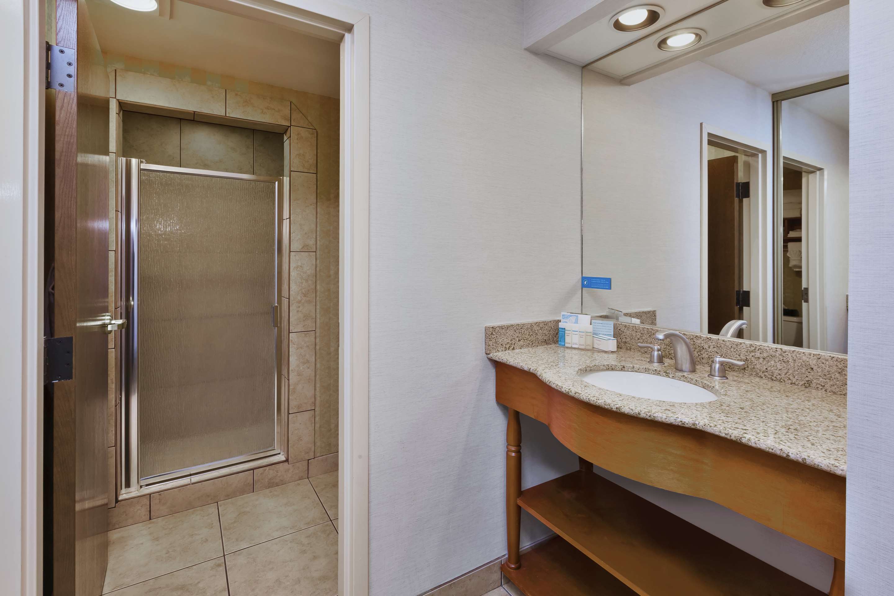Guest room bath