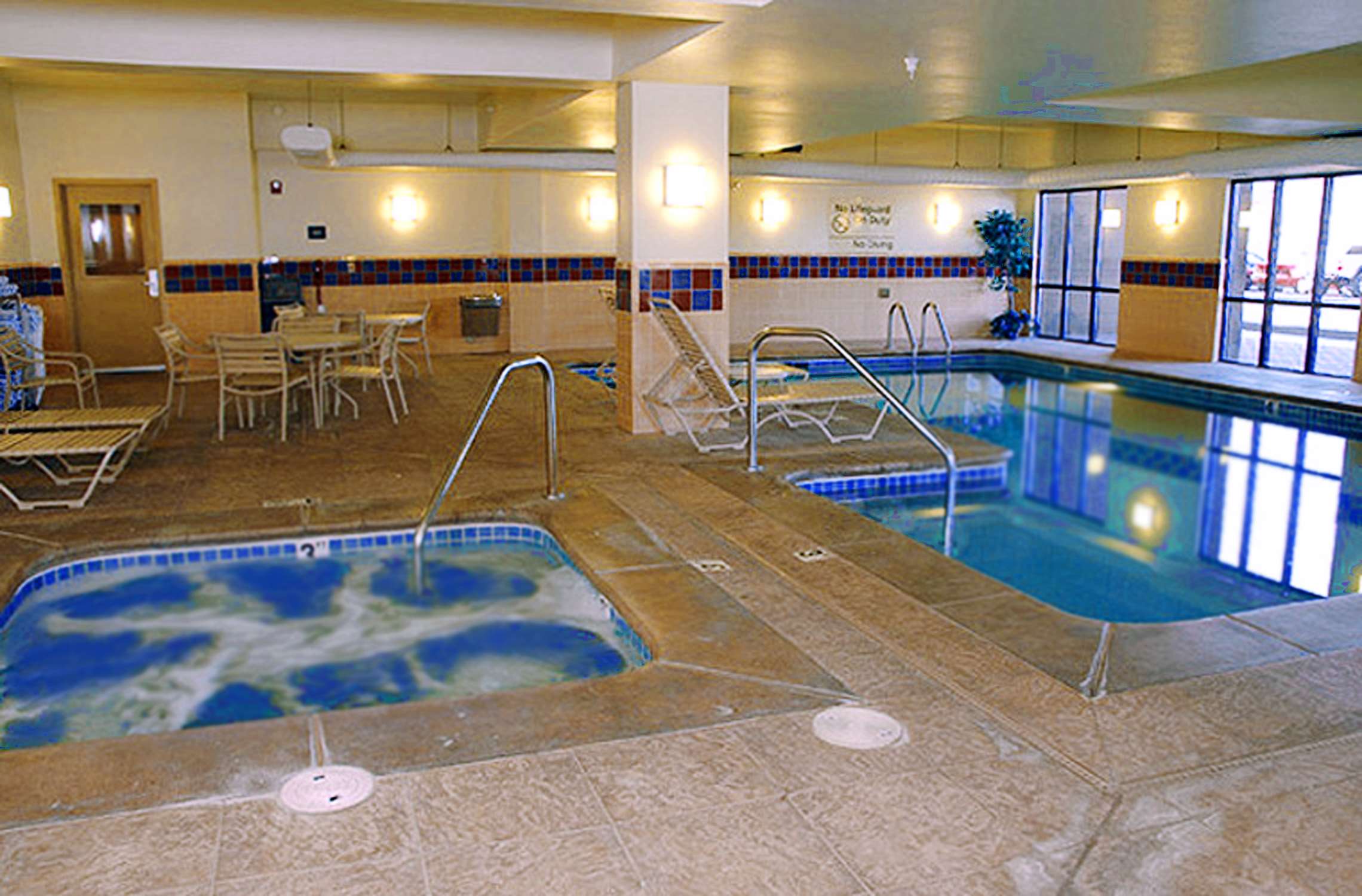 Pool | Hampton Inn & Suites Kingman