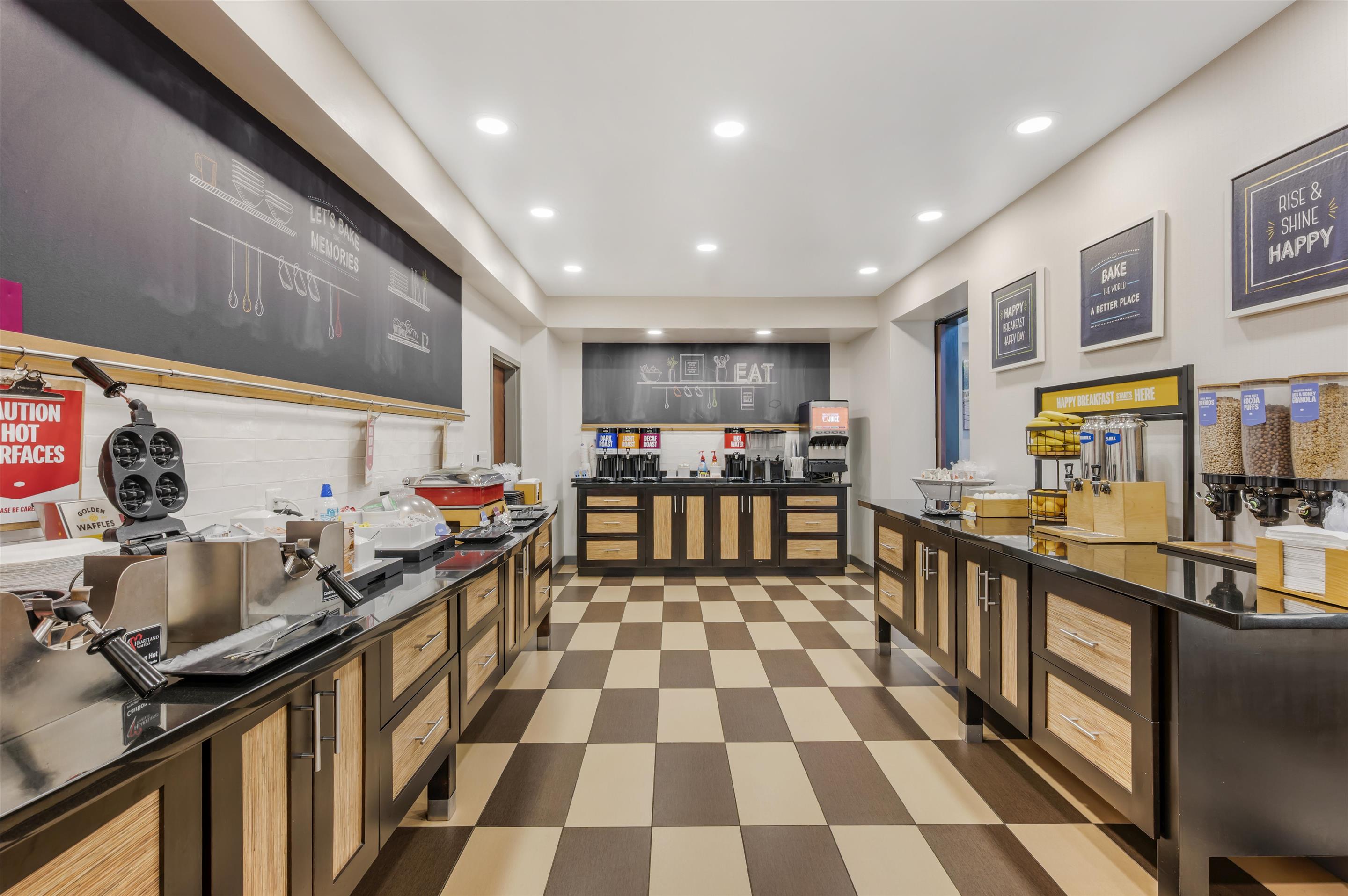 Breakfast Area | Hampton Inn & Suites Crawfordsville