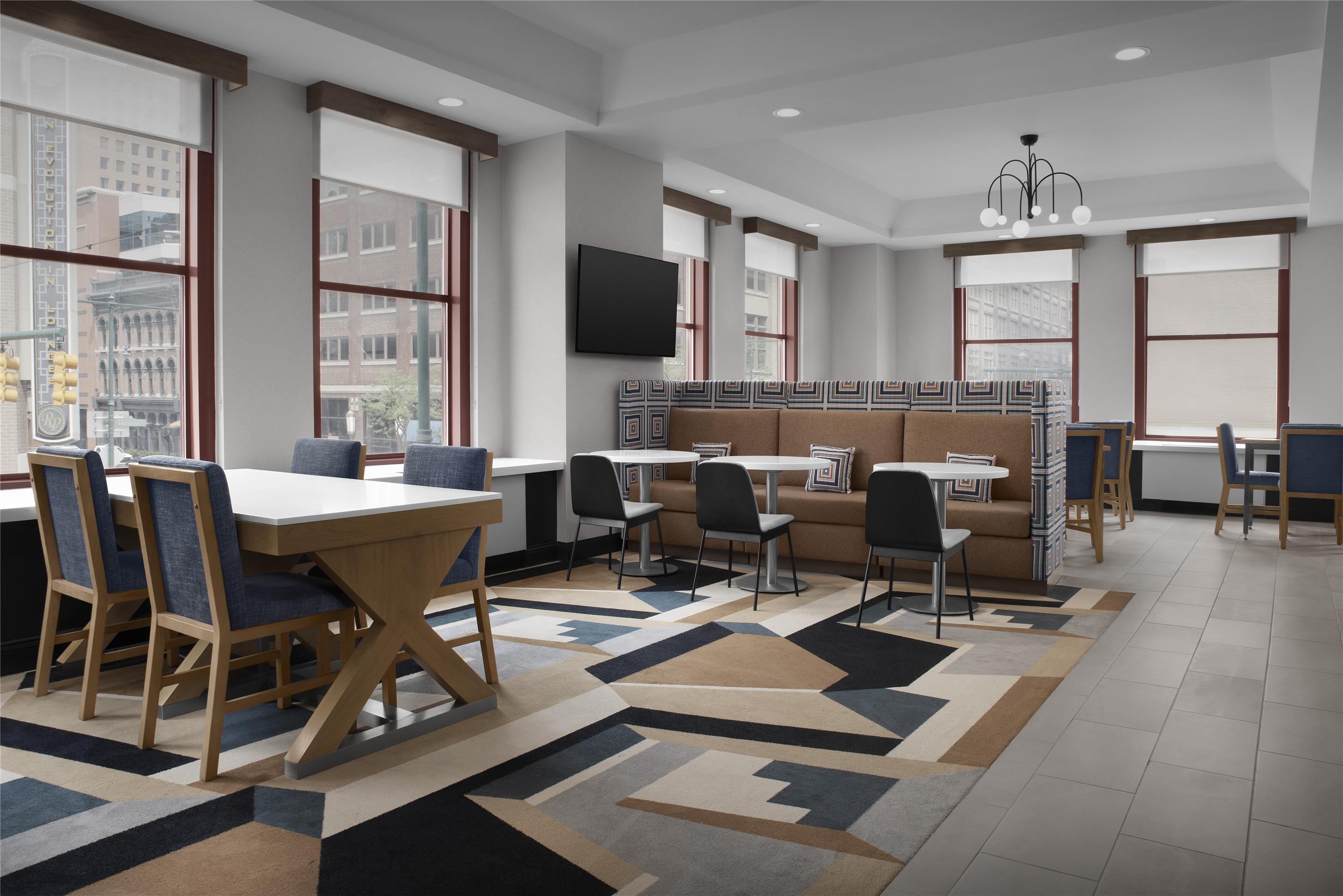 Breakfast Area | Hampton Inn Indianapolis Downtown Across from Circle Centre
