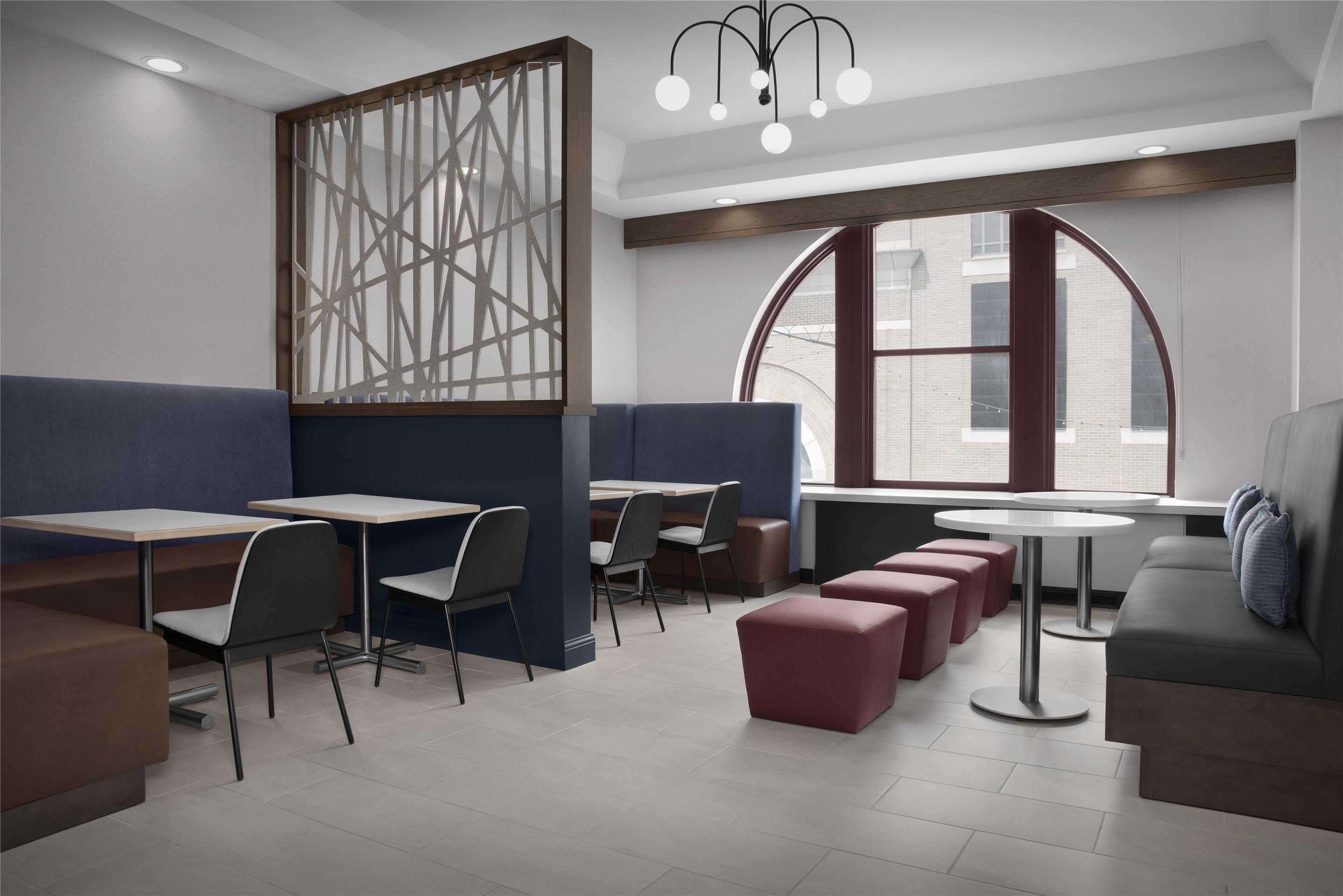 Breakfast Area | Hampton Inn Indianapolis Downtown Across from Circle Centre