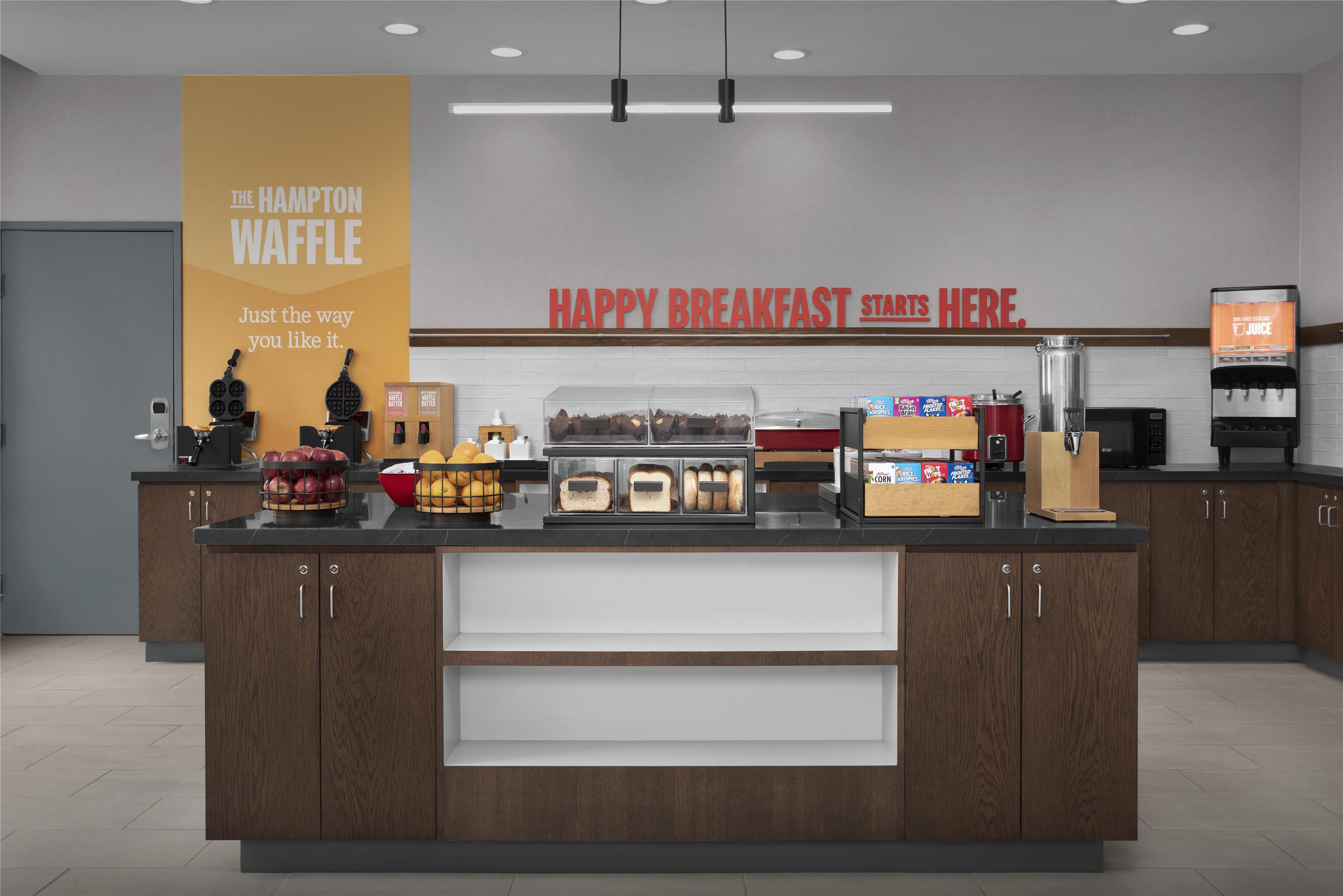 Breakfast Area | Hampton Inn Indianapolis Downtown Across from Circle Centre