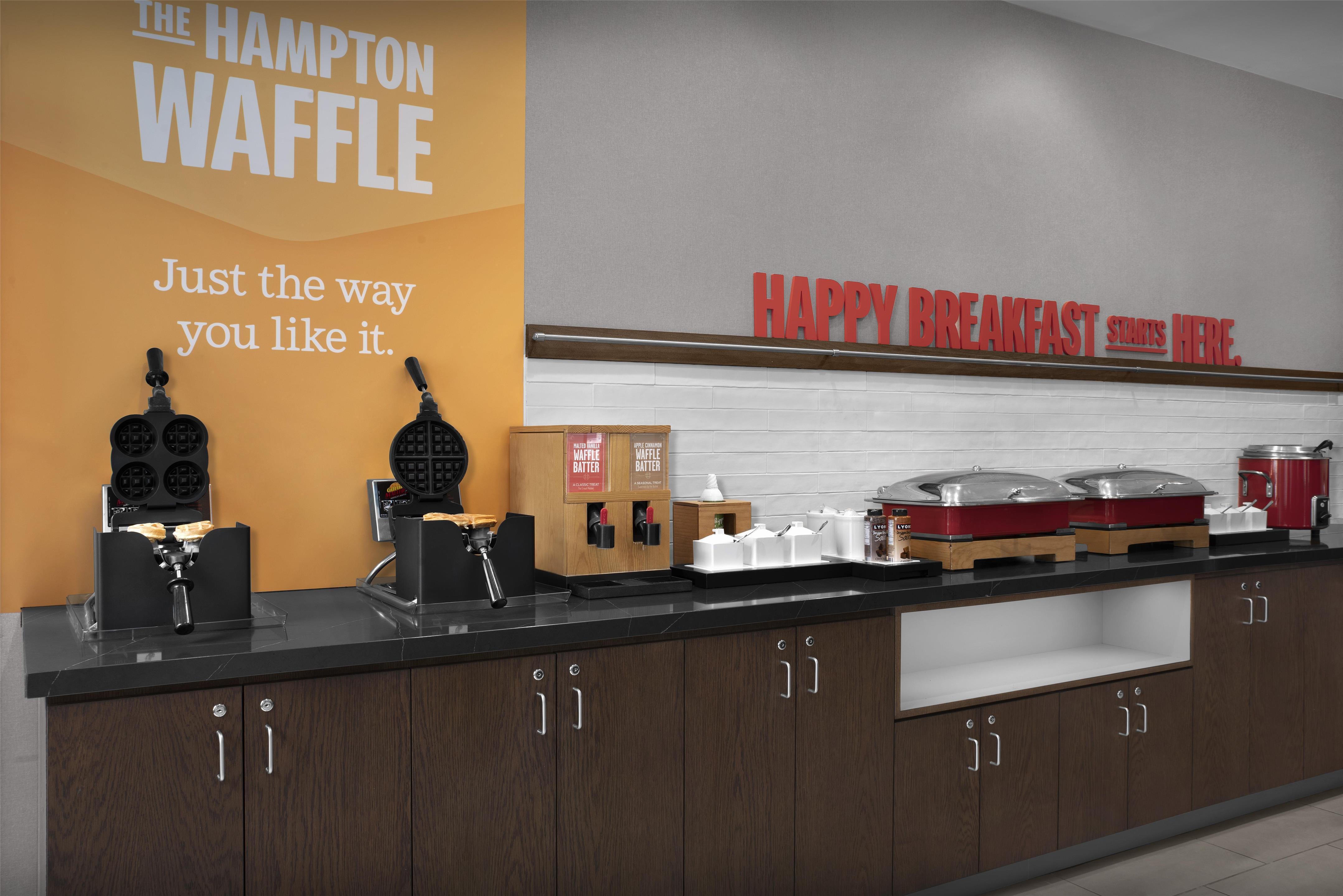 Breakfast Area | Hampton Inn Indianapolis Downtown Across from Circle Centre