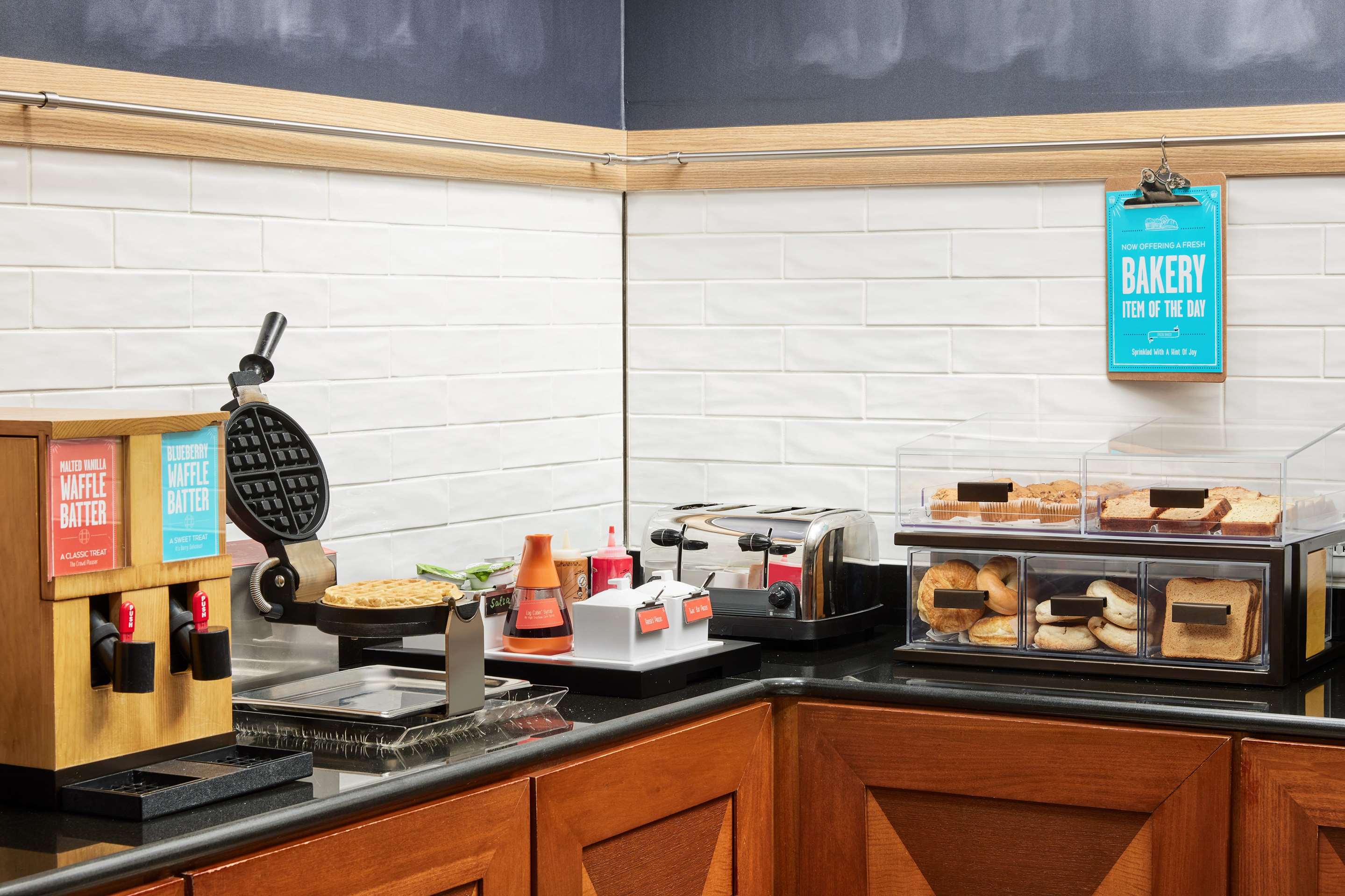 Breakfast Area | Hampton Inn and Suites Indianapolis - Fishers