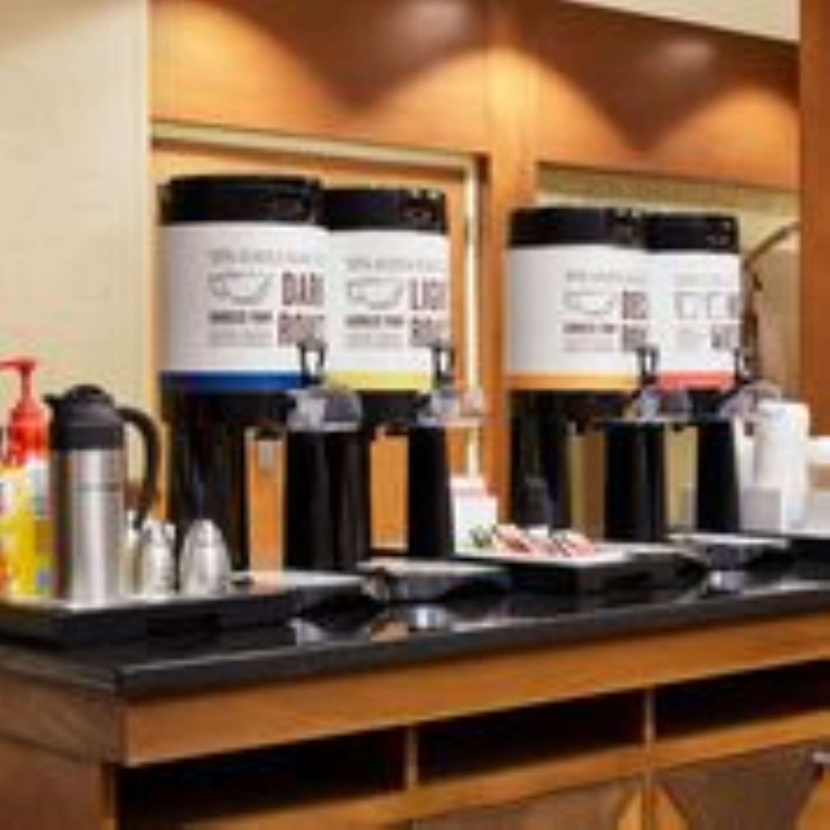 Breakfast Area | Hampton Inn and Suites Indianapolis - Fishers
