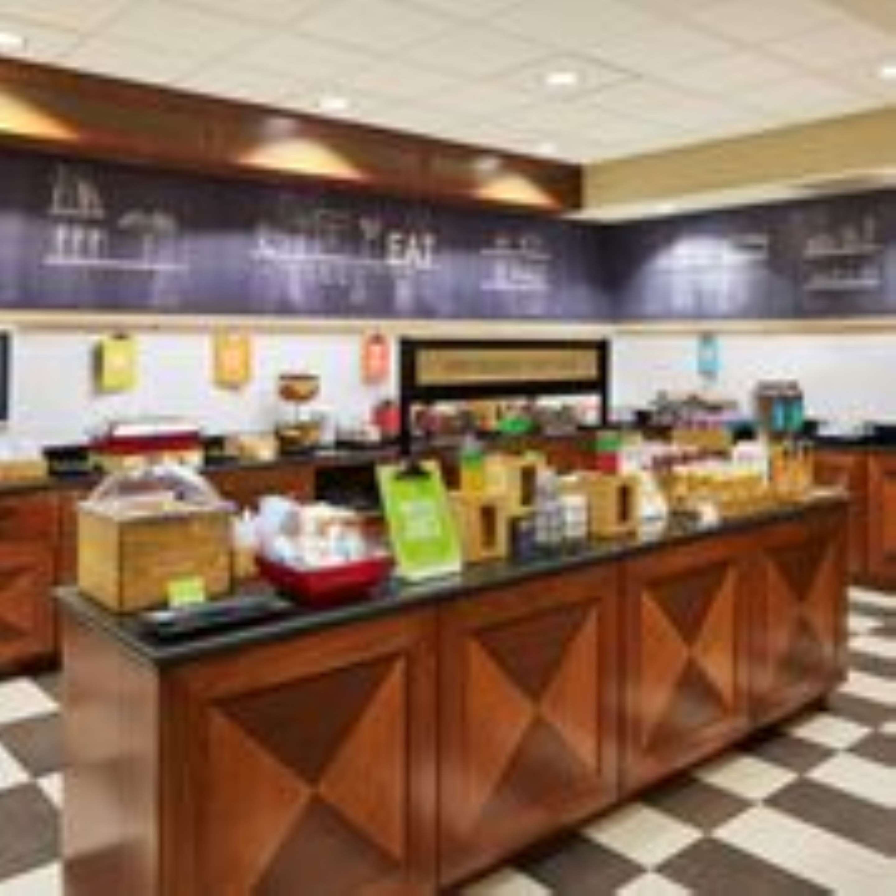 Breakfast Area | Hampton Inn and Suites Indianapolis - Fishers