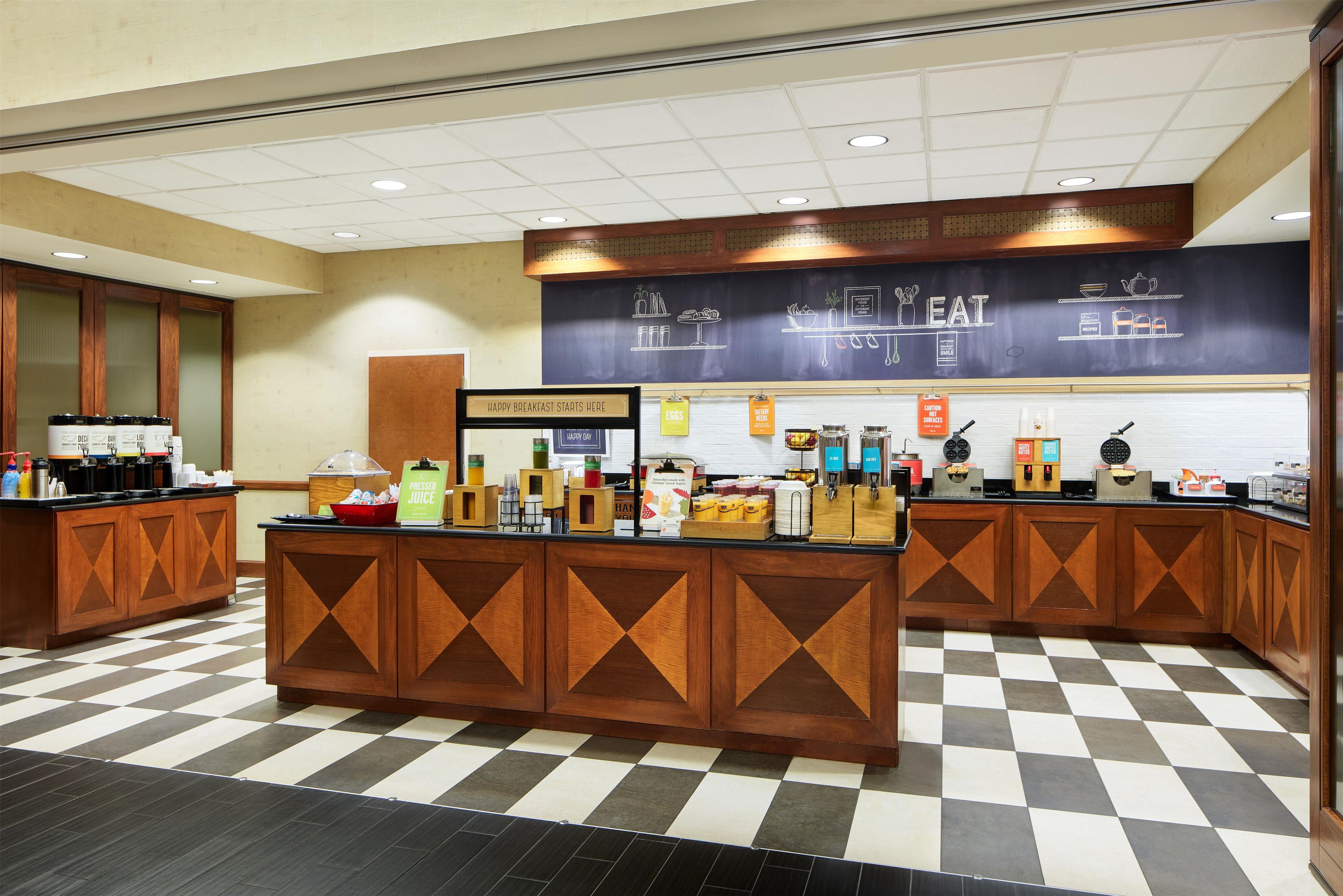 Breakfast Area | Hampton Inn and Suites Indianapolis - Fishers