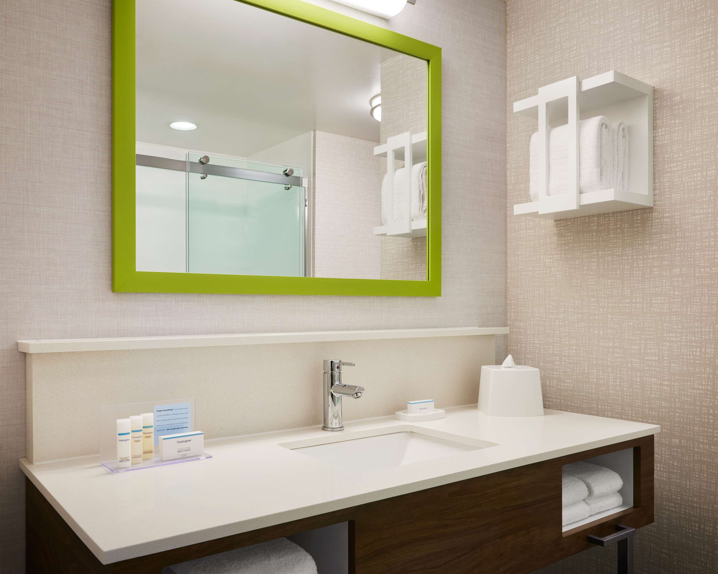 Guest room bath