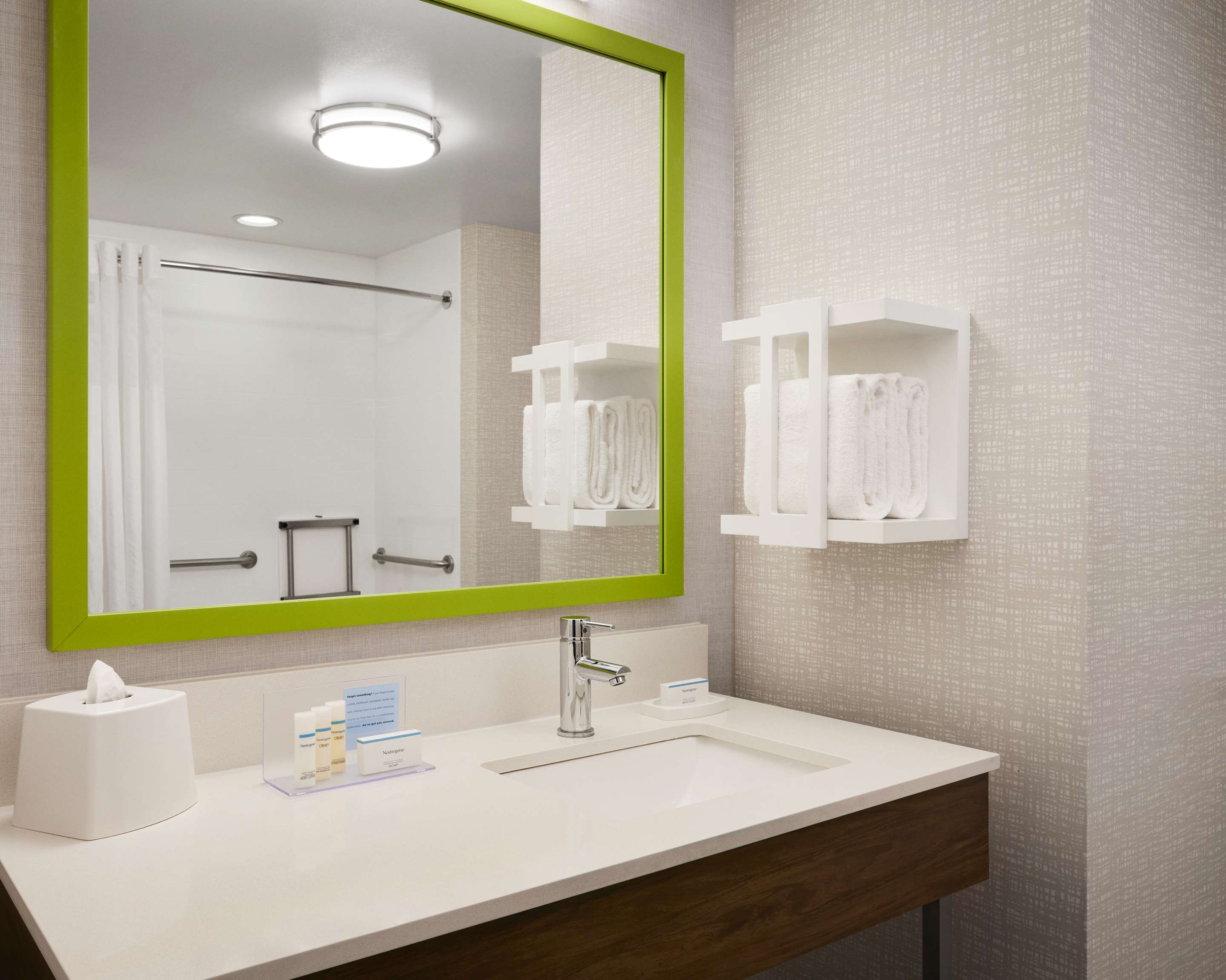 Guest room bath