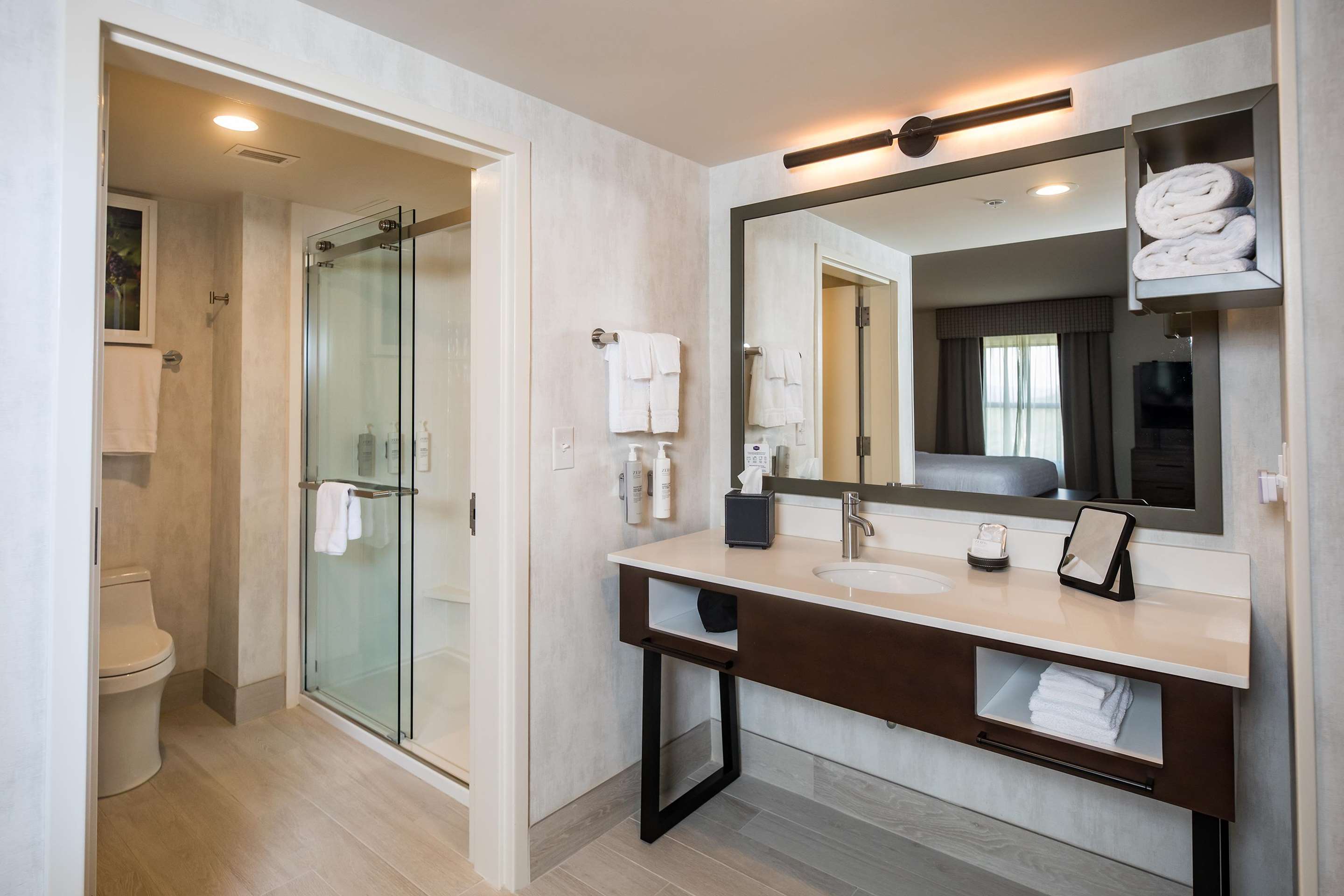 Guest room bath