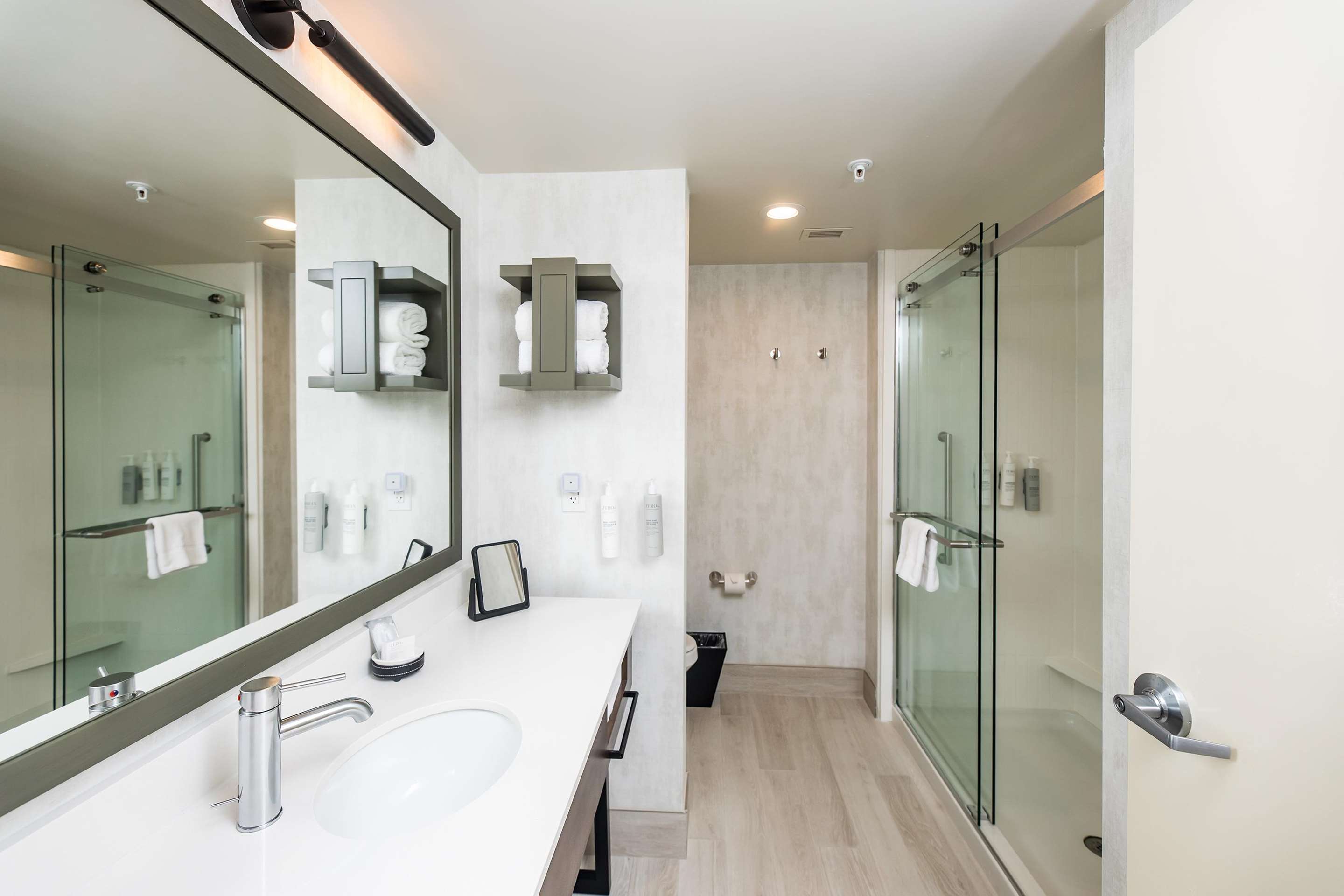 Guest room bath