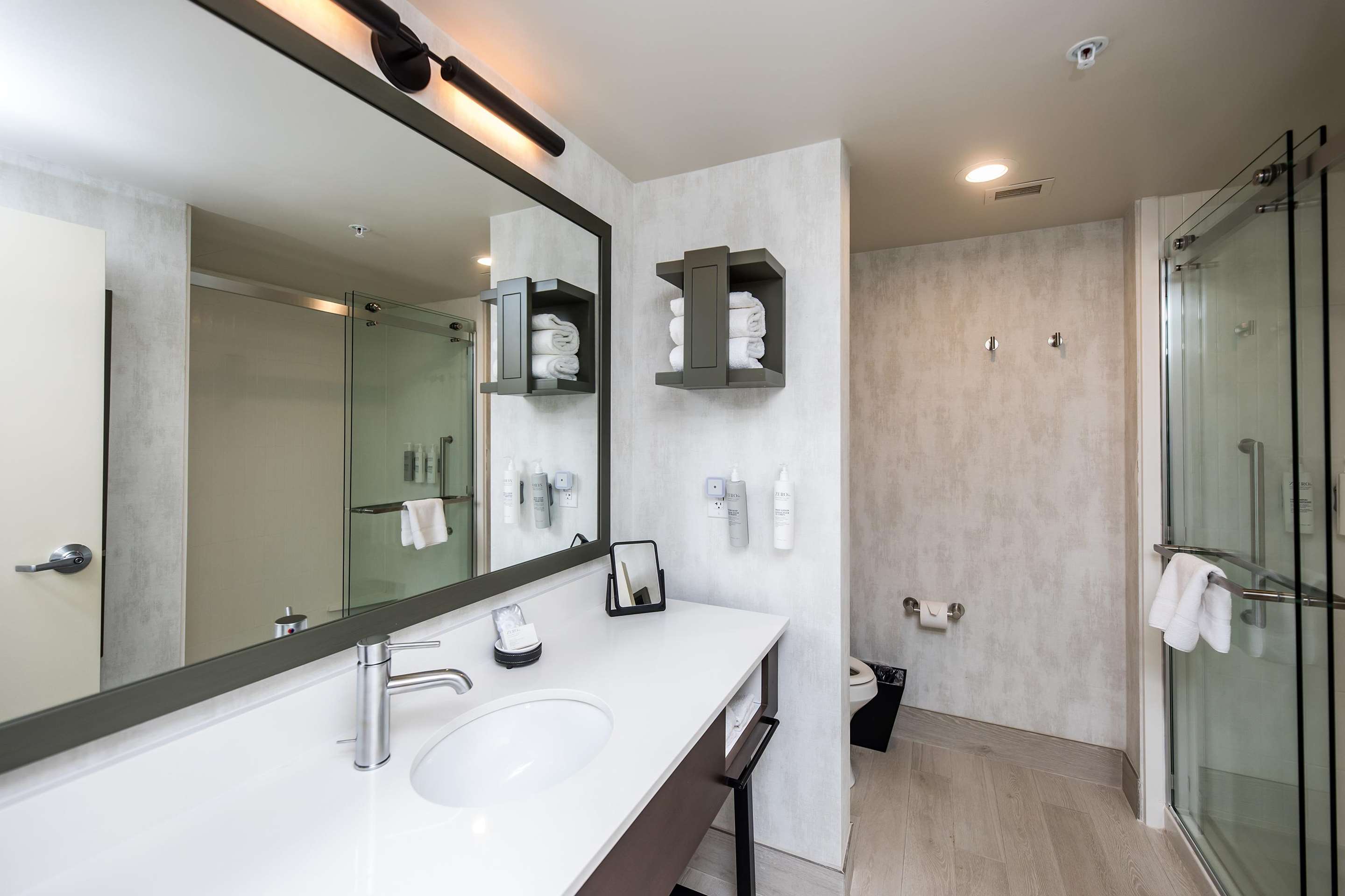 Guest room bath