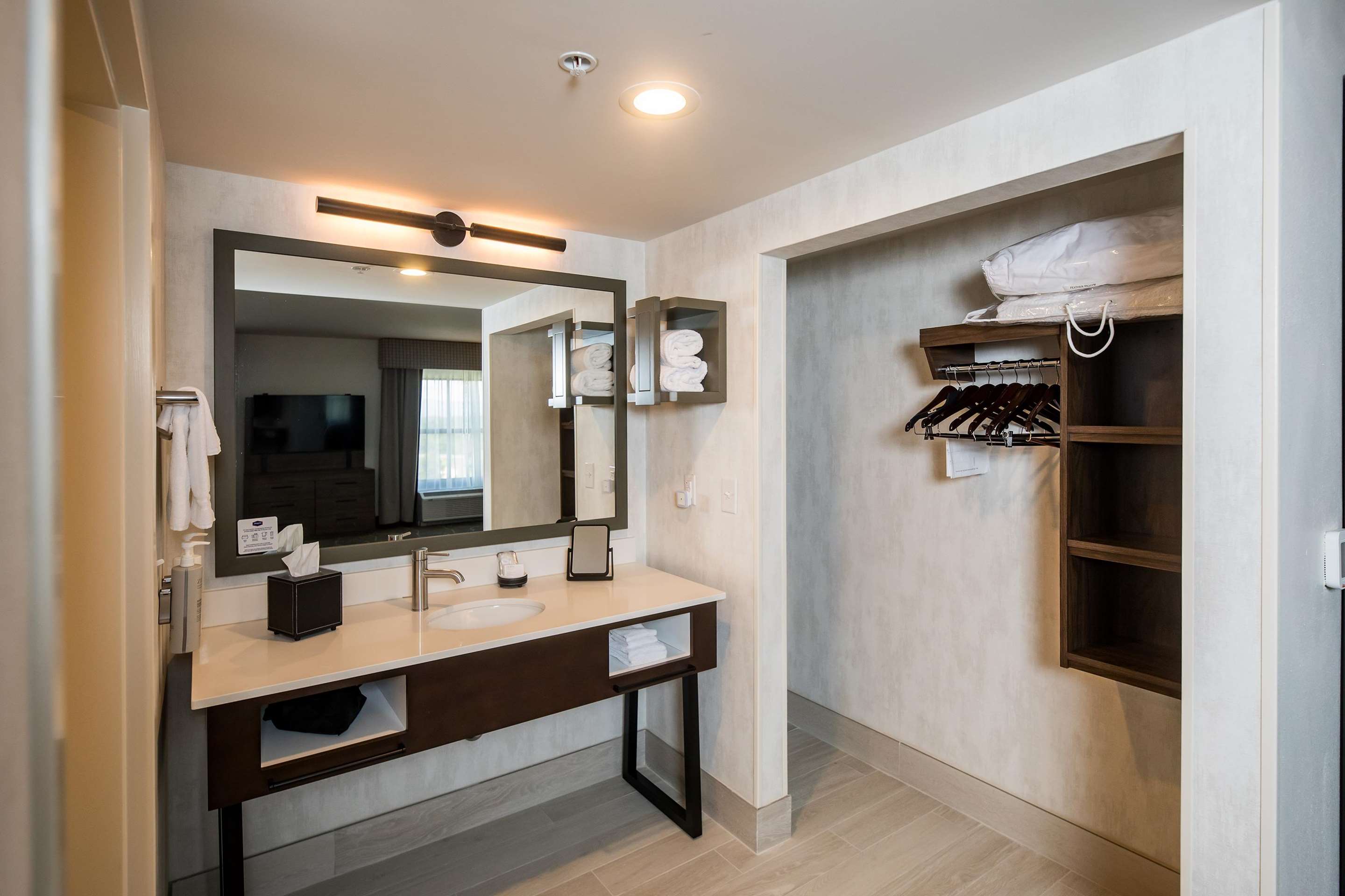 Guest room bath