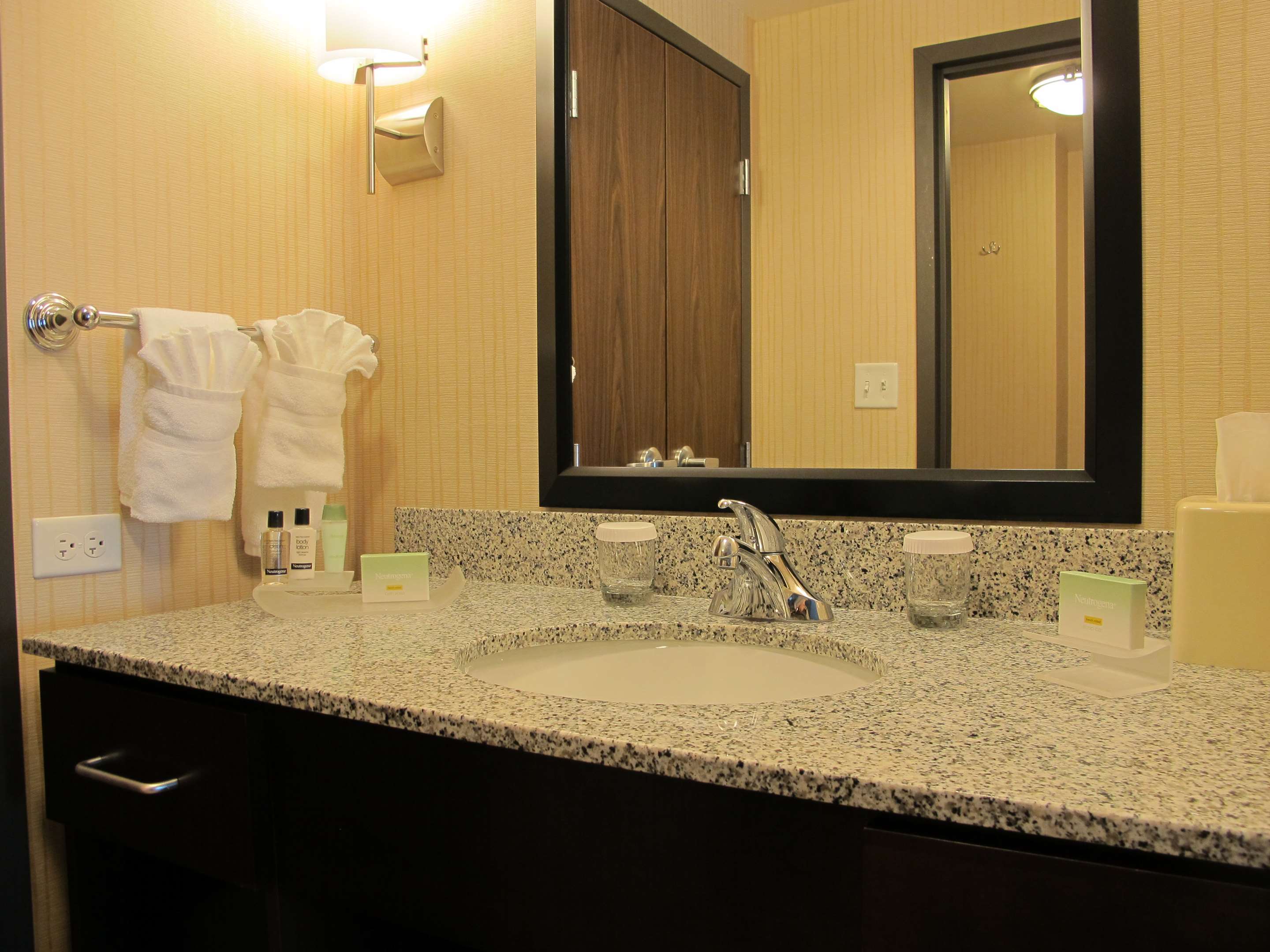 Guest room bath