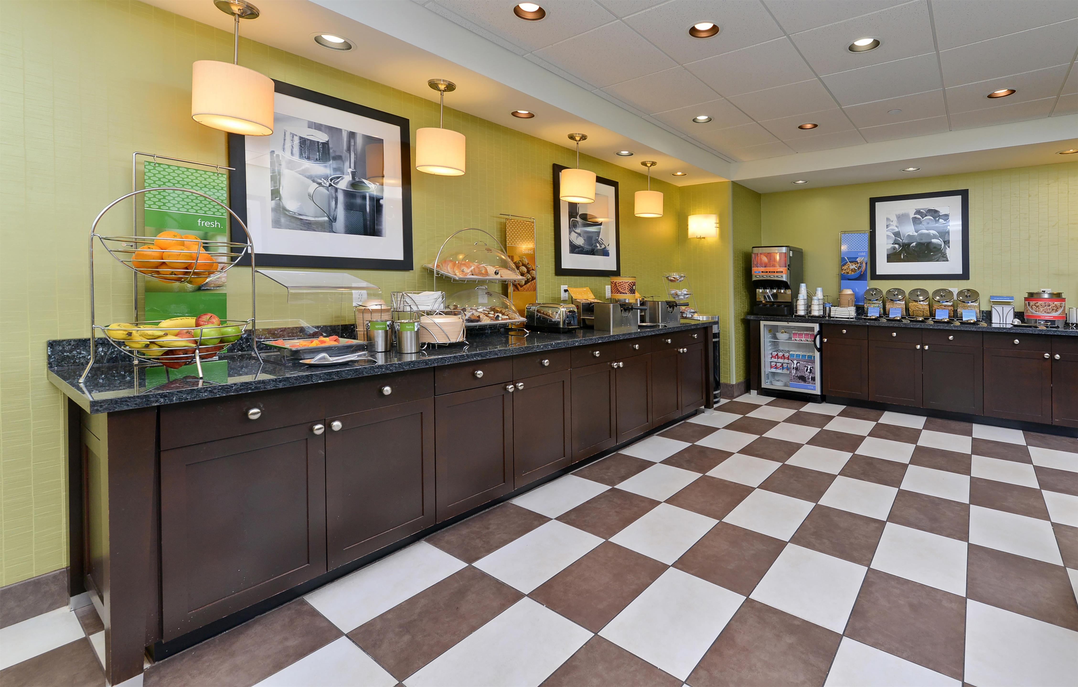 Restaurant | Hampton Inn Iowa City/University Area