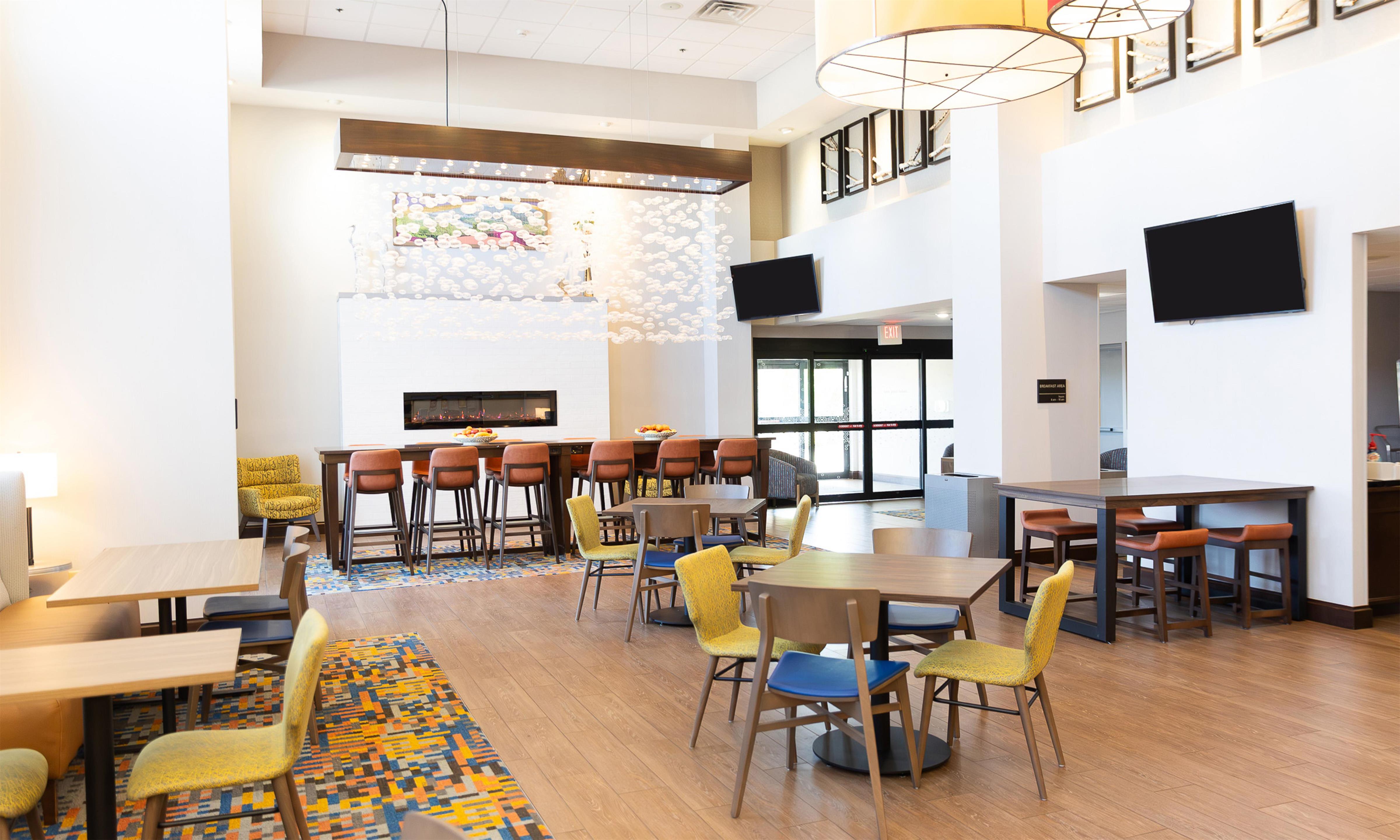 Breakfast Area | Hampton Inn & Suites Williamsport-Faxon Exit