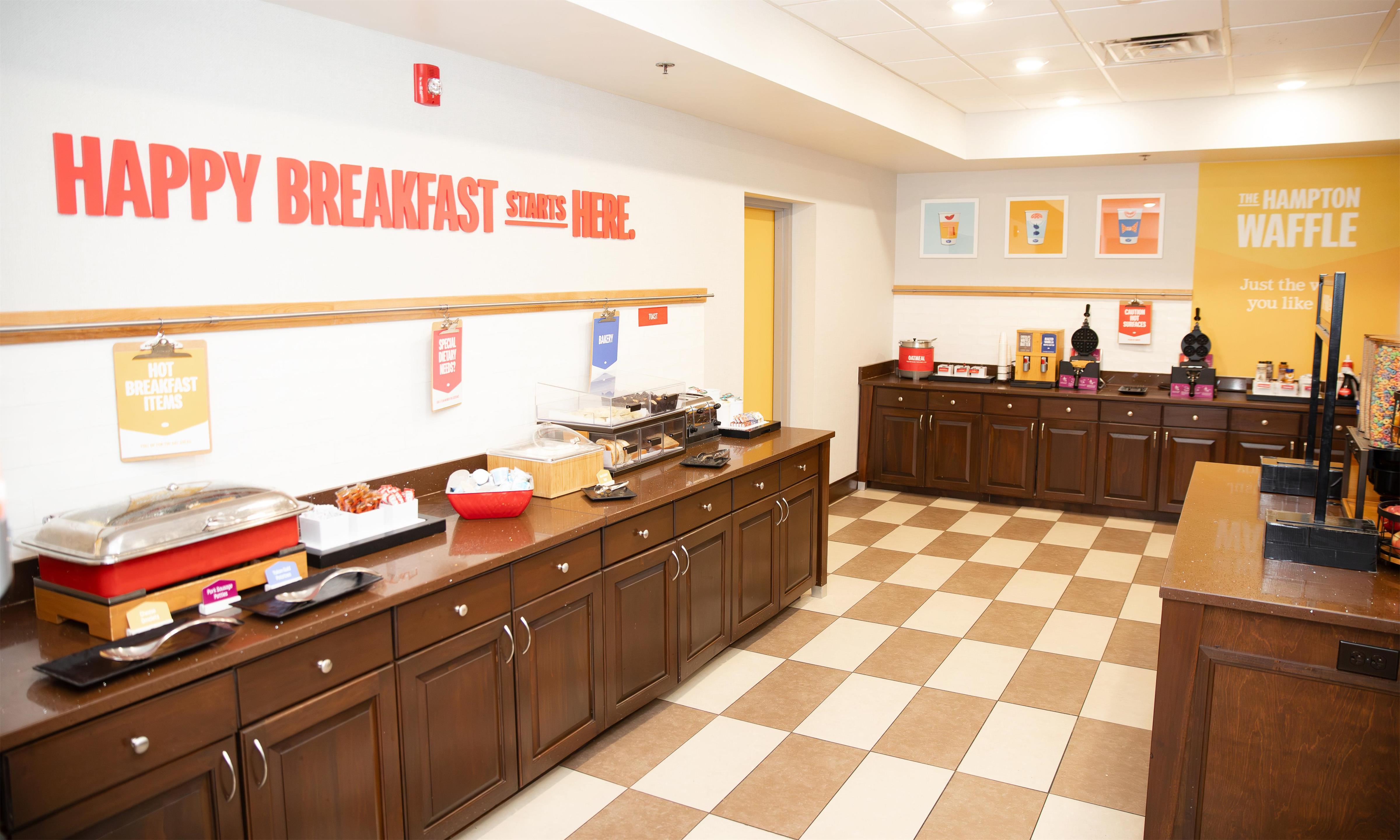 Breakfast Area | Hampton Inn & Suites Williamsport-Faxon Exit
