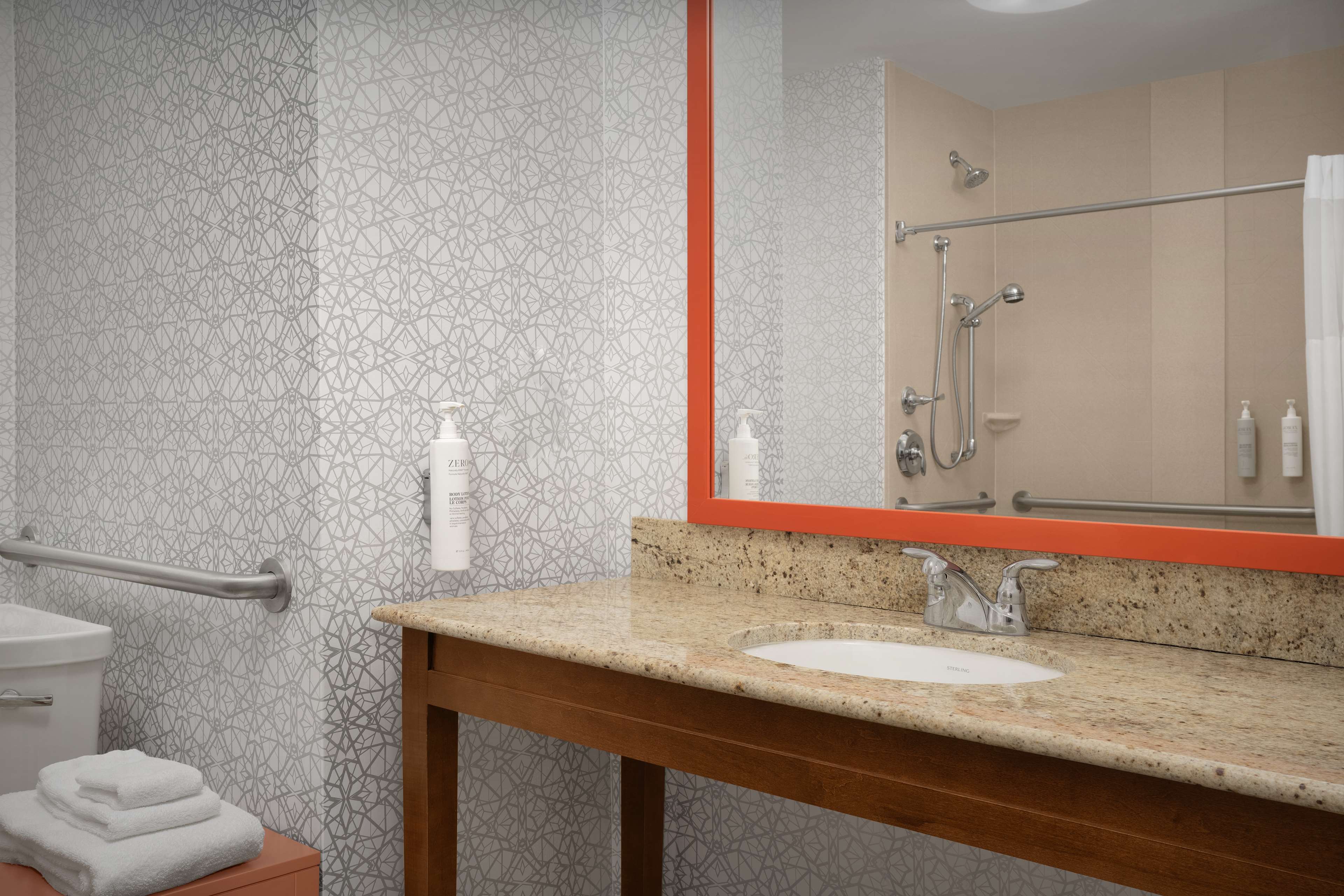 Hampton Inn & Suites by Hilton Williston Room Type - 2QN MOB HEARING ACC TUB NS