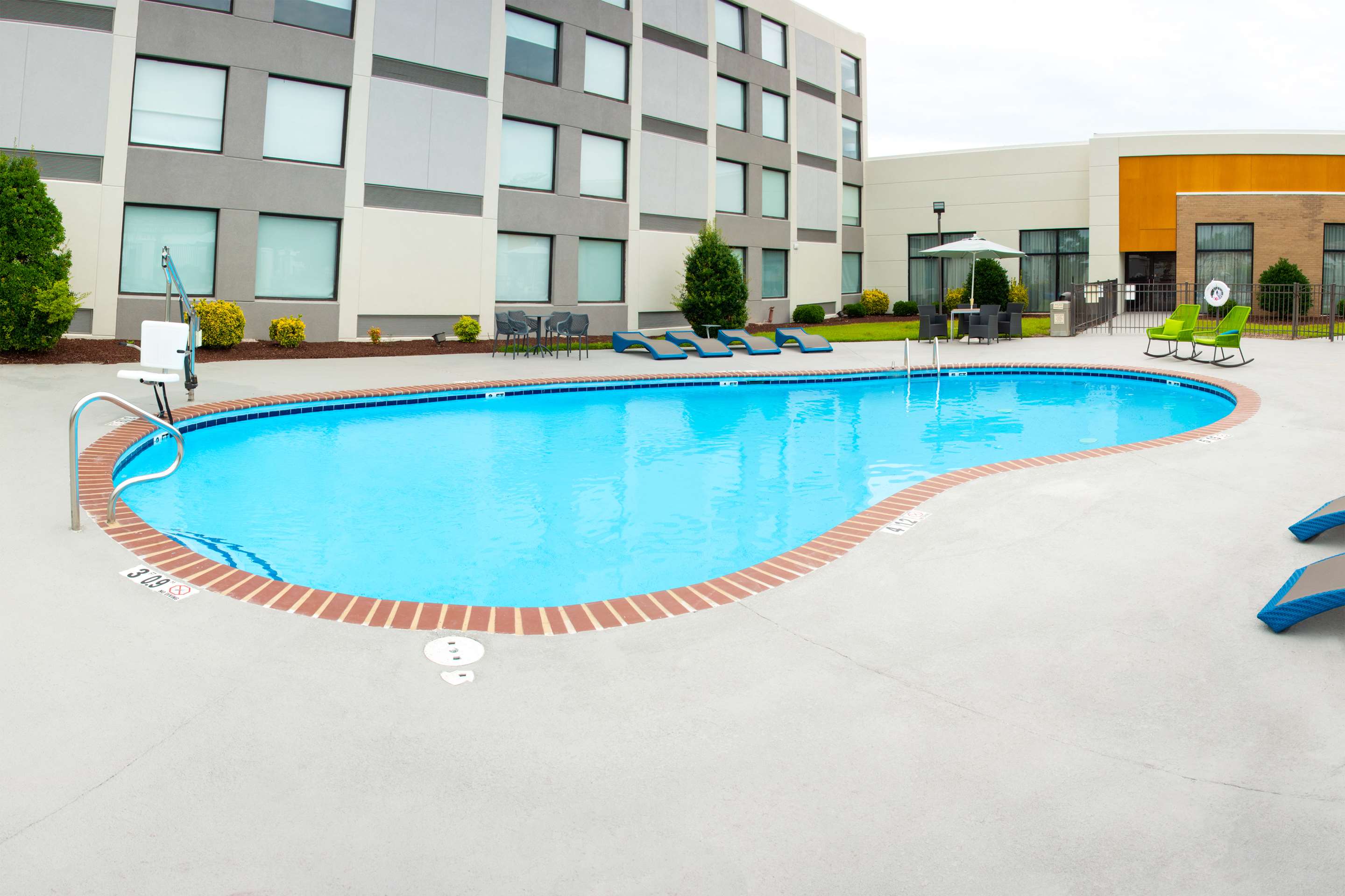 Pool | Hampton Inn Kinston